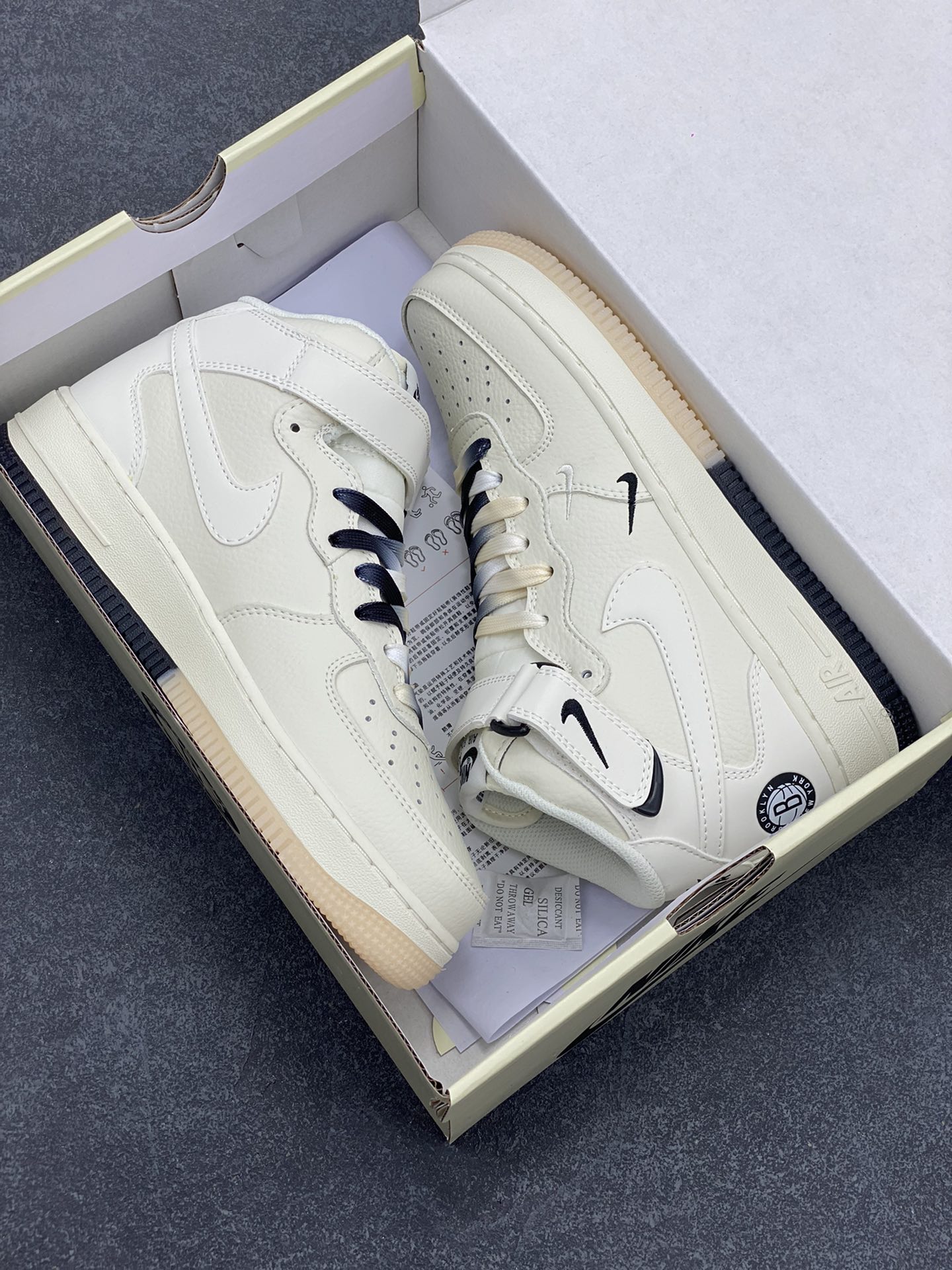 图片[9]-Nike Air Force 1 MID “米黑白”布鲁克林篮网城市限定中帮空军一号休闲板鞋 定制头成皮料 原装鞋盒 3M反光 原楦原纸板 水晶双色大底 纯正版型 内置全掌气垫 货号：NT2969-013 尺码：36 36.5 37.5 38 38.5 39 40 40.5 41 42 42.5 43 44 44.5 45-选品中心