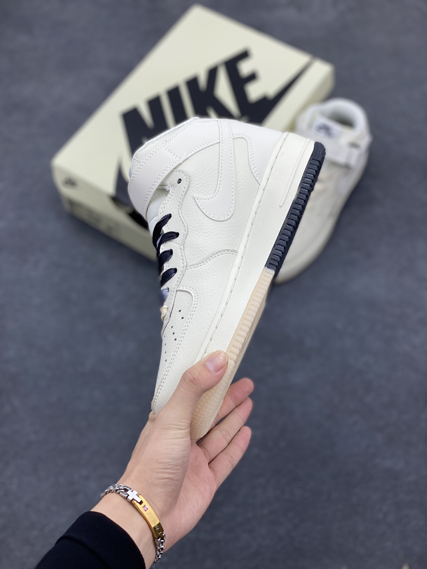 图片[3]-Nike Air Force 1 MID “米黑白”布鲁克林篮网城市限定中帮空军一号休闲板鞋 定制头成皮料 原装鞋盒 3M反光 原楦原纸板 水晶双色大底 纯正版型 内置全掌气垫 货号：NT2969-013 尺码：36 36.5 37.5 38 38.5 39 40 40.5 41 42 42.5 43 44 44.5 45-选品中心