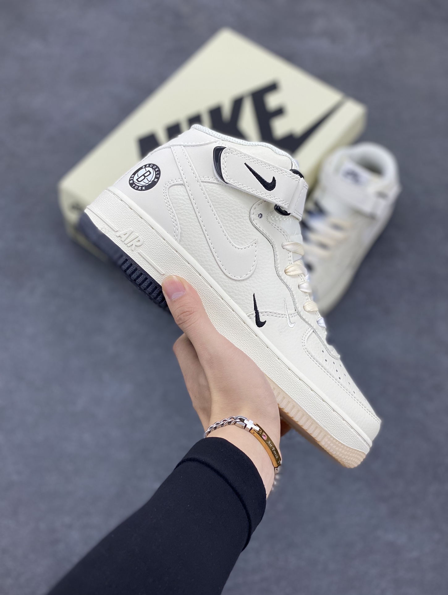 Nike Air Force 1 MID “米黑白”布鲁克林篮网城市限定中帮空军一号休闲板鞋 定制头成皮料 原装鞋盒 3M反光 原楦原纸板 水晶双色大底 纯正版型 内置全掌气垫 货号：NT2969-013 尺码：36 36.5 37.5 38 38.5 39 40 40.5 41 42 42.5 43 44 44.5 45-选品中心