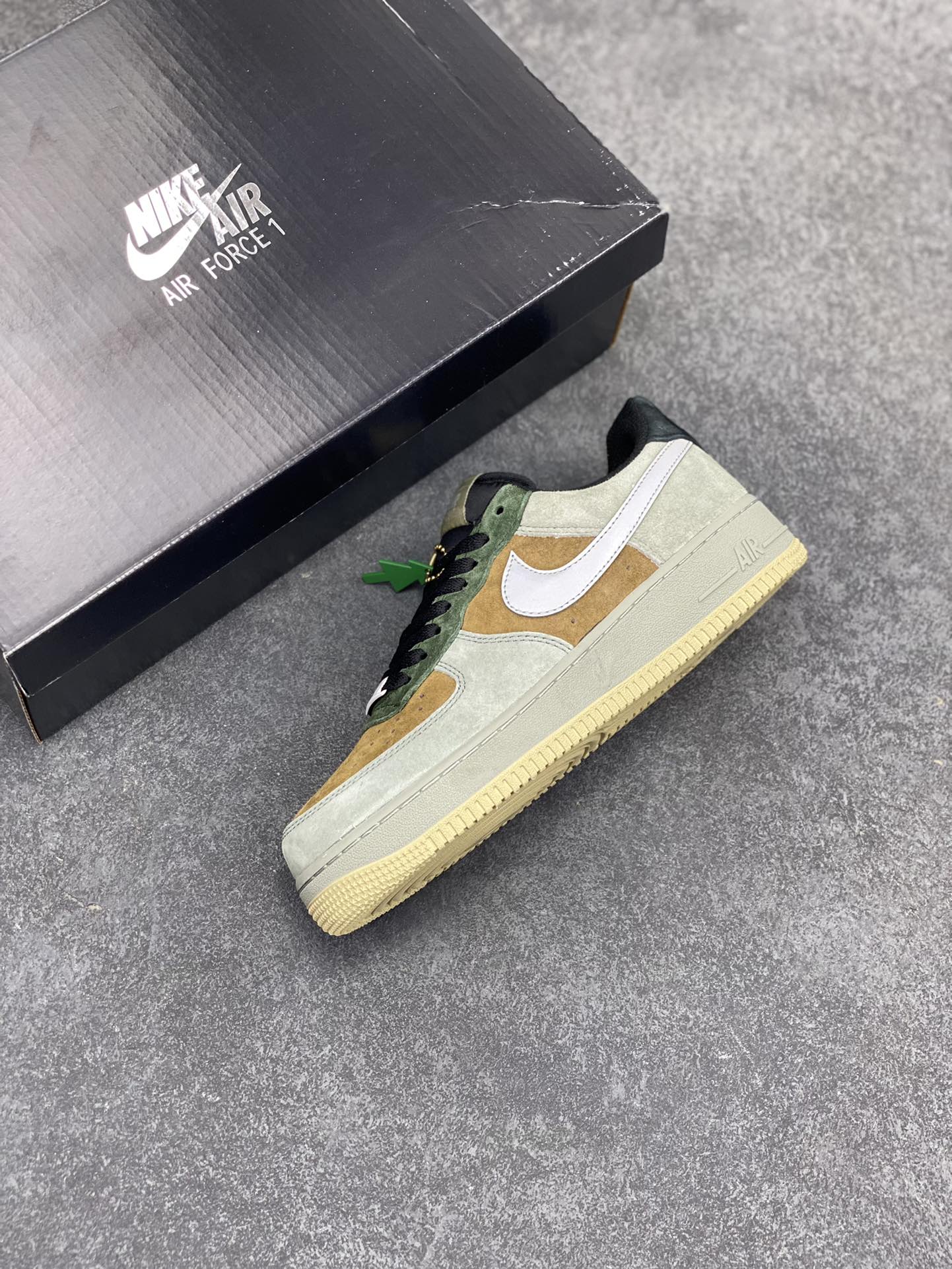 图片[7]-Nike Air Force 1 Low ’07 “Christmas”圣诞树主题配色 空军一号低帮休闲板鞋 原厂麂皮 原楦原纸板 纯正版型 正品NFC感应芯片 高清洁度 内置全掌气垫 货号：CQ5059-101 尺码：36 36.5 37.5 38 38.5 39 40 40.5 41 42 42.5 43 44 44.5 45-选品中心