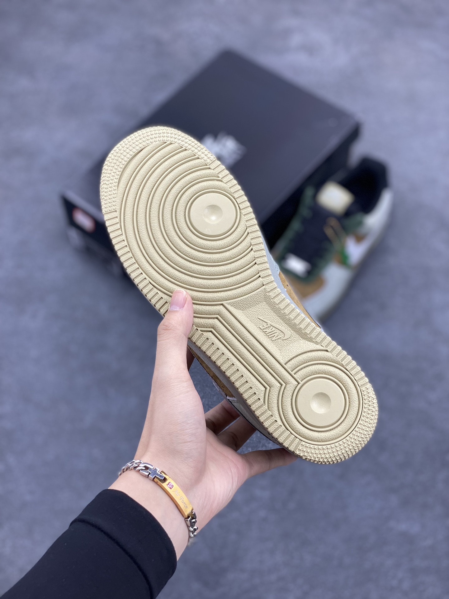 图片[5]-Nike Air Force 1 Low ’07 “Christmas”圣诞树主题配色 空军一号低帮休闲板鞋 原厂麂皮 原楦原纸板 纯正版型 正品NFC感应芯片 高清洁度 内置全掌气垫 货号：CQ5059-101 尺码：36 36.5 37.5 38 38.5 39 40 40.5 41 42 42.5 43 44 44.5 45-选品中心