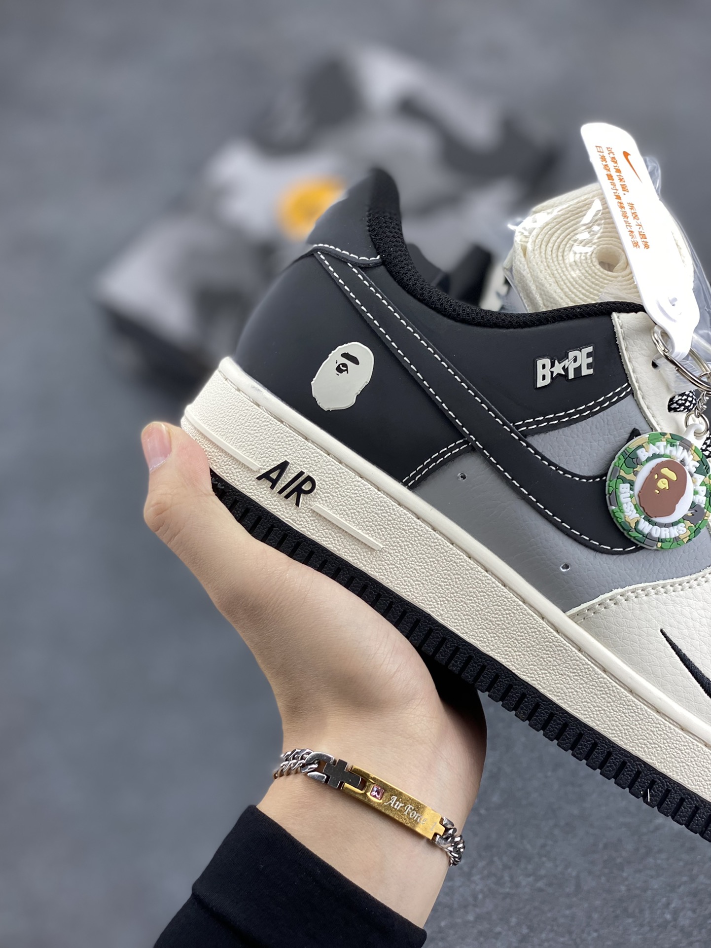 图片[6]-NIke Air Force 1 \’07 Low “Bape联名–米灰黑”空军一号 低帮 运动鞋 休闲鞋 折边针车 工艺难度大 原楦头原纸板 原装鞋盒 定制五金配件 内置全掌气垫 原厂鞋底 货号：BB6566-209 尺码：36 36.5 37.5 38 38.5 39 40 40.5 41 42 42.5 43 44 44.5 45-选品中心