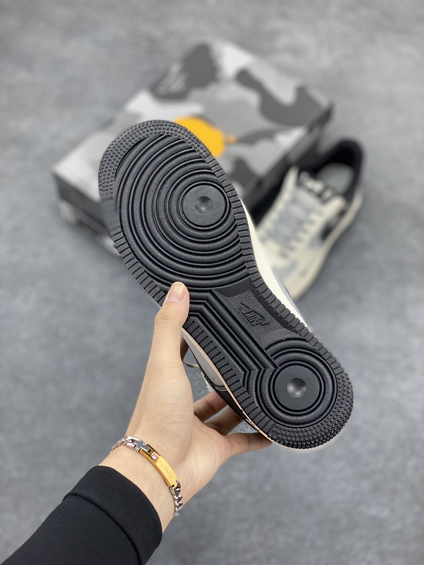 图片[5]-NIke Air Force 1 \’07 Low “Bape联名–米灰黑”空军一号 低帮 运动鞋 休闲鞋 折边针车 工艺难度大 原楦头原纸板 原装鞋盒 定制五金配件 内置全掌气垫 原厂鞋底 货号：BB6566-209 尺码：36 36.5 37.5 38 38.5 39 40 40.5 41 42 42.5 43 44 44.5 45-选品中心