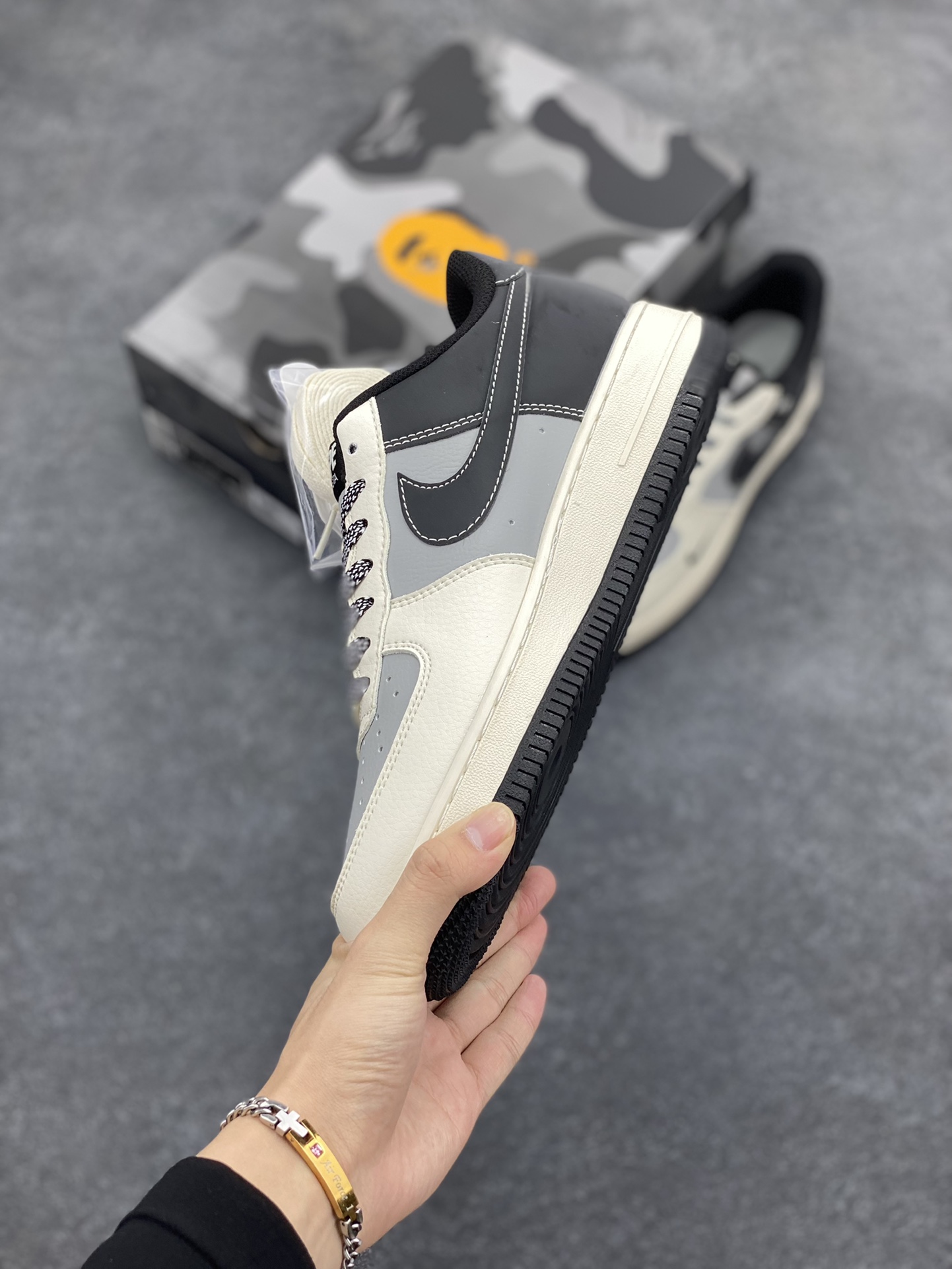 图片[3]-NIke Air Force 1 \’07 Low “Bape联名–米灰黑”空军一号 低帮 运动鞋 休闲鞋 折边针车 工艺难度大 原楦头原纸板 原装鞋盒 定制五金配件 内置全掌气垫 原厂鞋底 货号：BB6566-209 尺码：36 36.5 37.5 38 38.5 39 40 40.5 41 42 42.5 43 44 44.5 45-选品中心