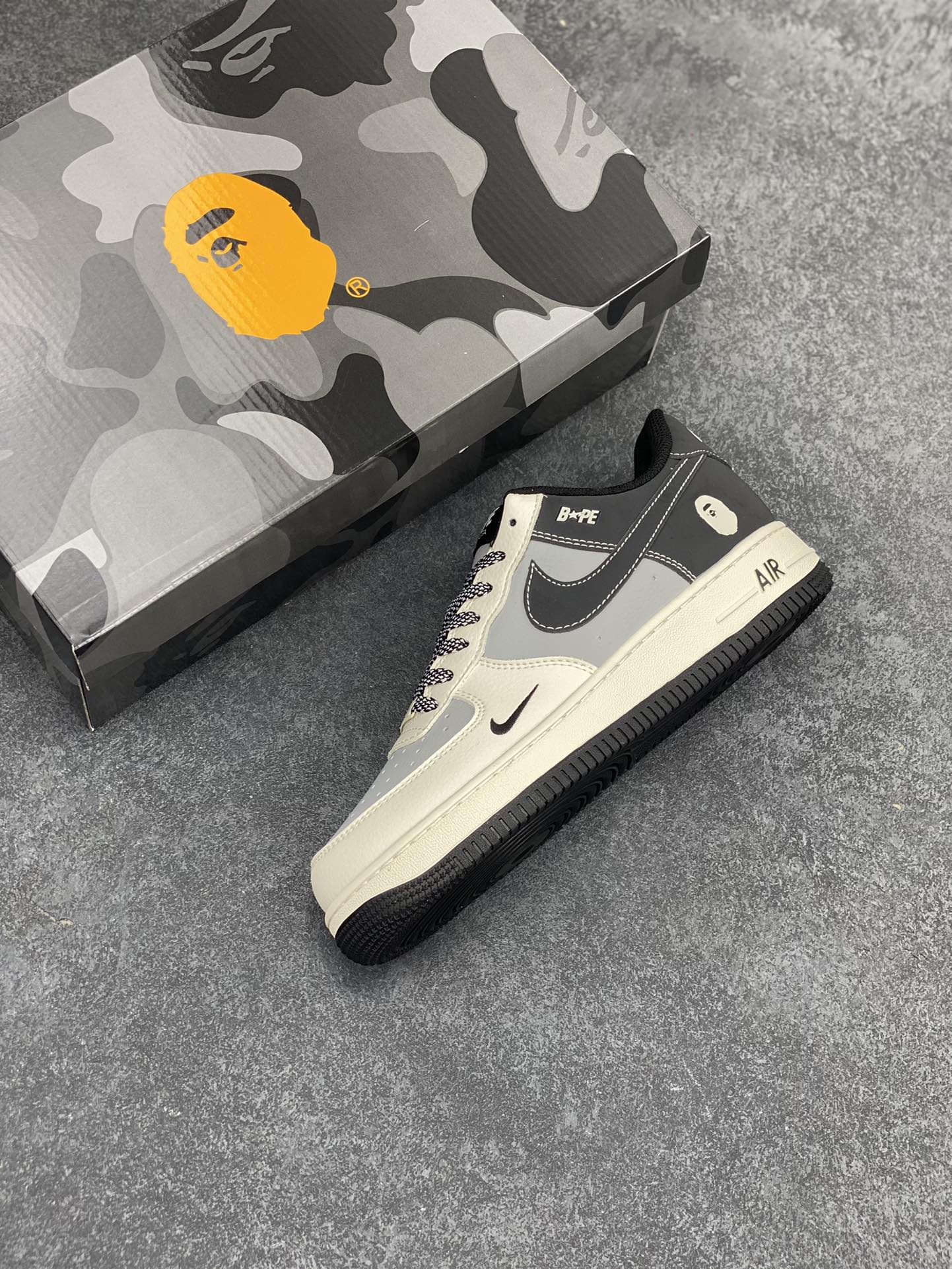 图片[7]-NIke Air Force 1 \’07 Low “Bape联名–米灰黑”空军一号 低帮 运动鞋 休闲鞋 折边针车 工艺难度大 原楦头原纸板 原装鞋盒 定制五金配件 内置全掌气垫 原厂鞋底 货号：BB6566-209 尺码：36 36.5 37.5 38 38.5 39 40 40.5 41 42 42.5 43 44 44.5 45-选品中心