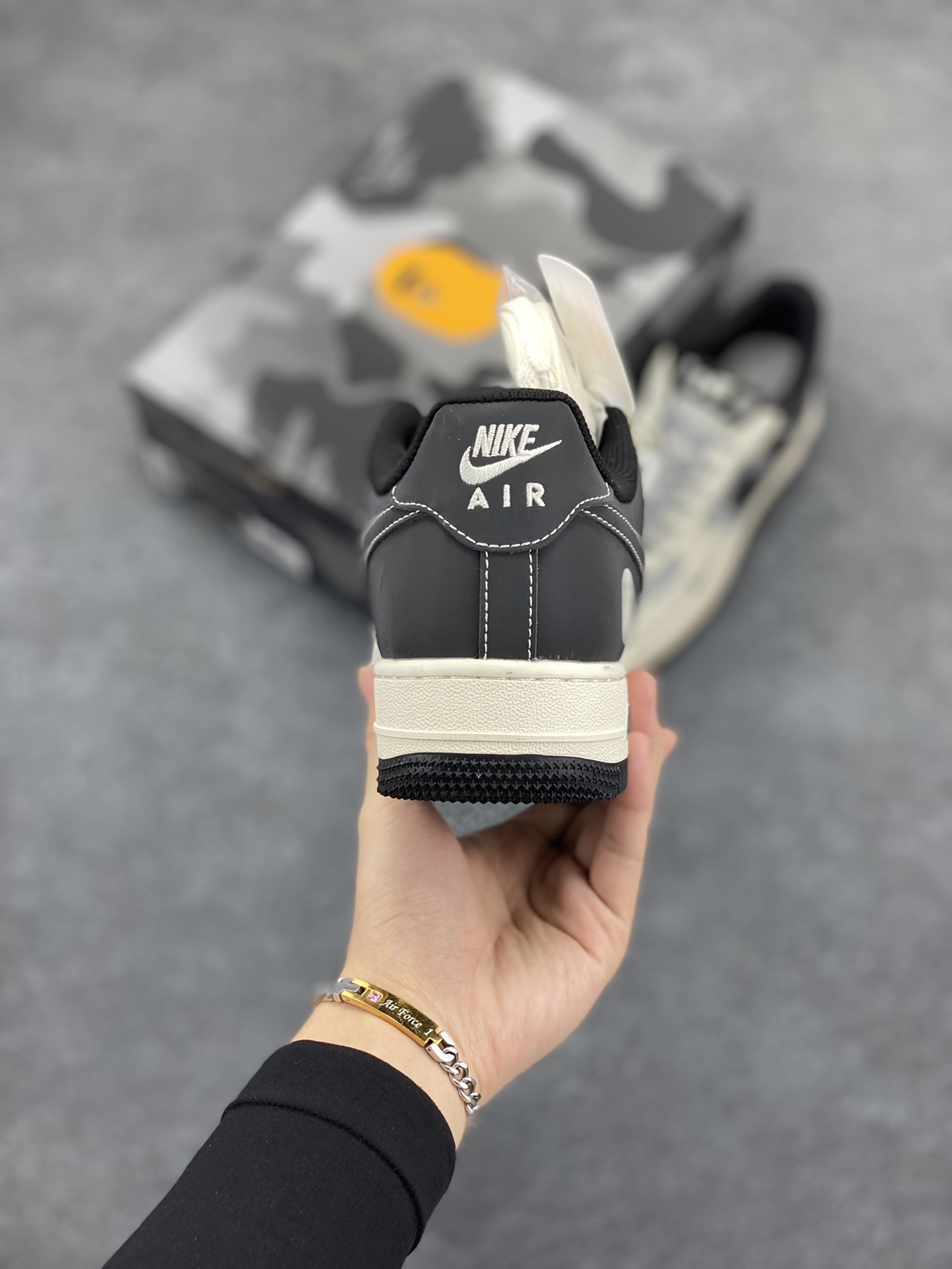 图片[4]-NIke Air Force 1 \’07 Low “Bape联名–米灰黑”空军一号 低帮 运动鞋 休闲鞋 折边针车 工艺难度大 原楦头原纸板 原装鞋盒 定制五金配件 内置全掌气垫 原厂鞋底 货号：BB6566-209 尺码：36 36.5 37.5 38 38.5 39 40 40.5 41 42 42.5 43 44 44.5 45-选品中心