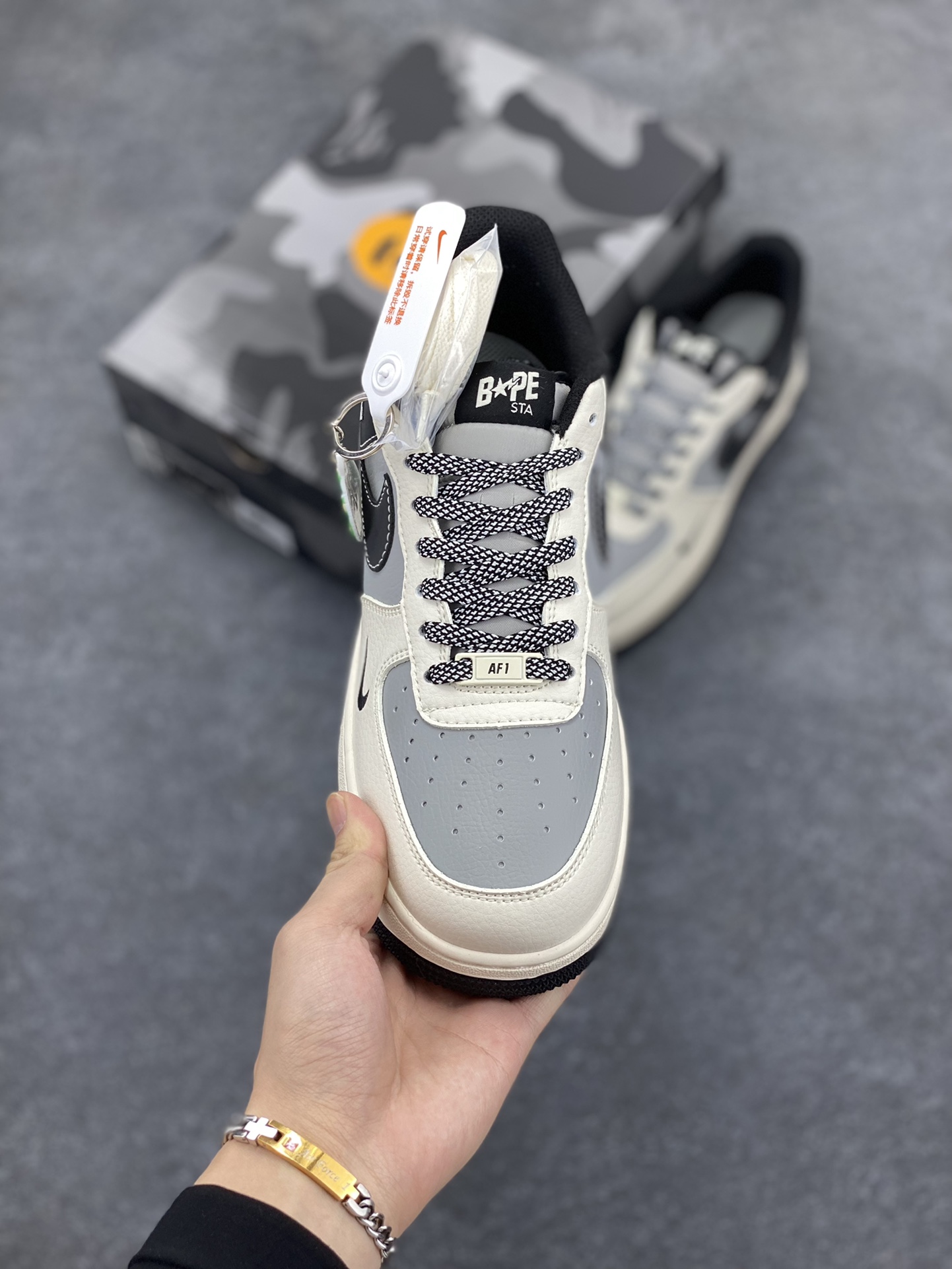 图片[2]-NIke Air Force 1 \’07 Low “Bape联名–米灰黑”空军一号 低帮 运动鞋 休闲鞋 折边针车 工艺难度大 原楦头原纸板 原装鞋盒 定制五金配件 内置全掌气垫 原厂鞋底 货号：BB6566-209 尺码：36 36.5 37.5 38 38.5 39 40 40.5 41 42 42.5 43 44 44.5 45-选品中心