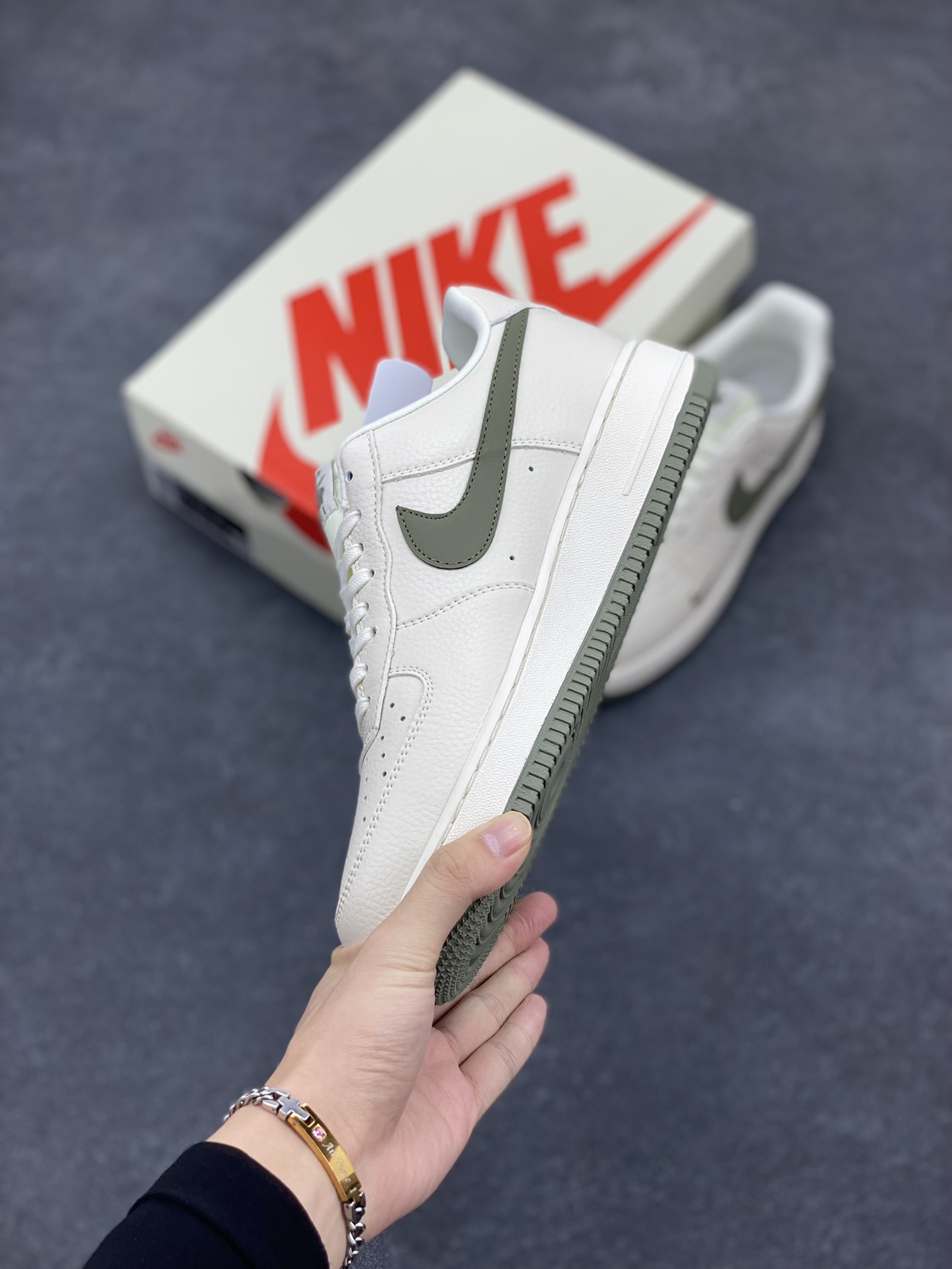 图片[3]-NIke Air Force 1 \’07 Low “鬼脸联名–米白绿勾”空军一号 低帮 运动鞋 休闲鞋 折边针车 工艺难度大 原楦头原纸板 原装鞋盒 定制五金配件 内置全掌气垫 原厂鞋底 货号：DF0180-007 尺码：36 36.5 37.5 38 38.5 39 40 40.5 41 42 42.5 43 44 44.5 45-选品中心