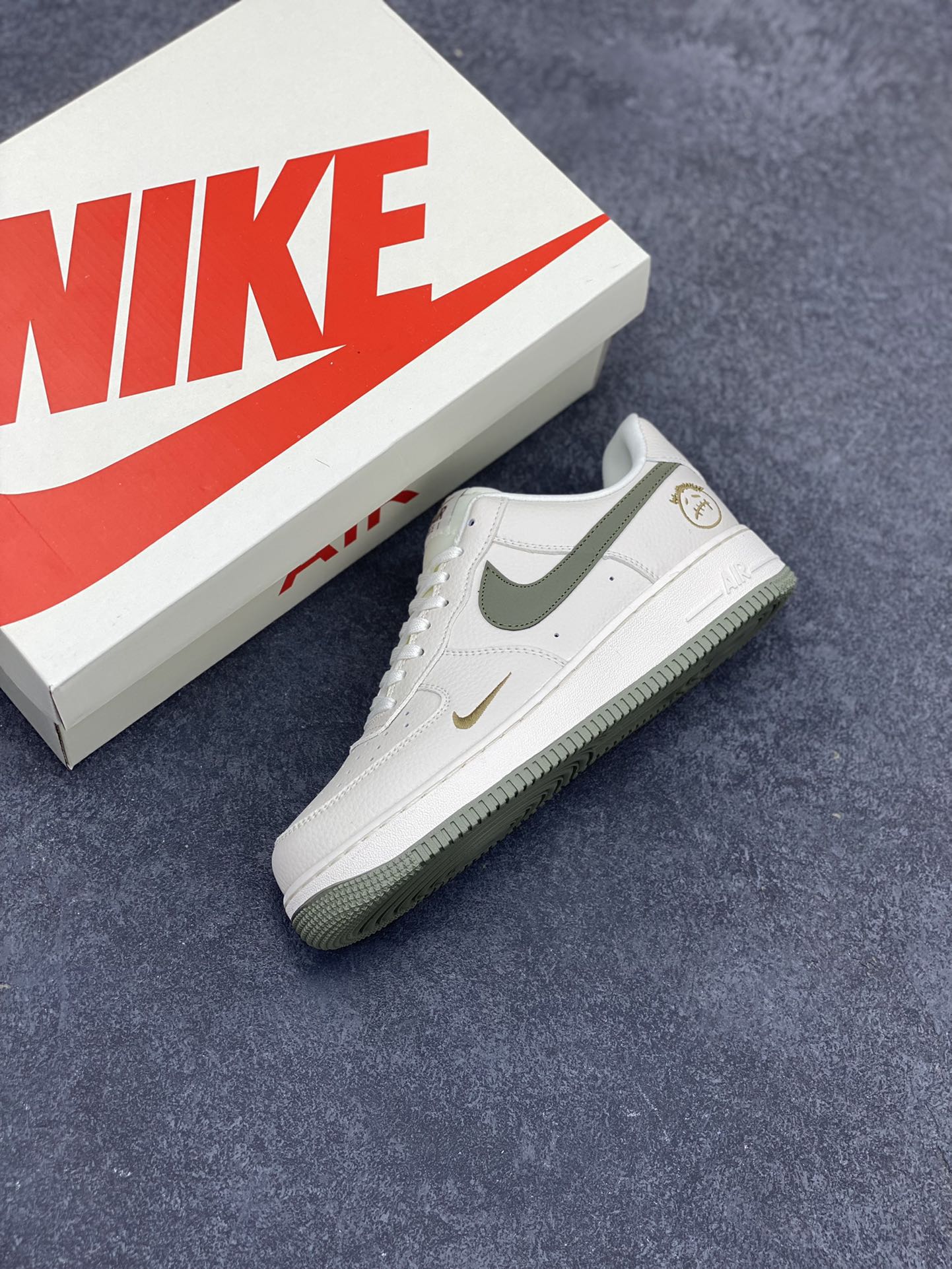 图片[7]-NIke Air Force 1 \’07 Low “鬼脸联名–米白绿勾”空军一号 低帮 运动鞋 休闲鞋 折边针车 工艺难度大 原楦头原纸板 原装鞋盒 定制五金配件 内置全掌气垫 原厂鞋底 货号：DF0180-007 尺码：36 36.5 37.5 38 38.5 39 40 40.5 41 42 42.5 43 44 44.5 45-选品中心