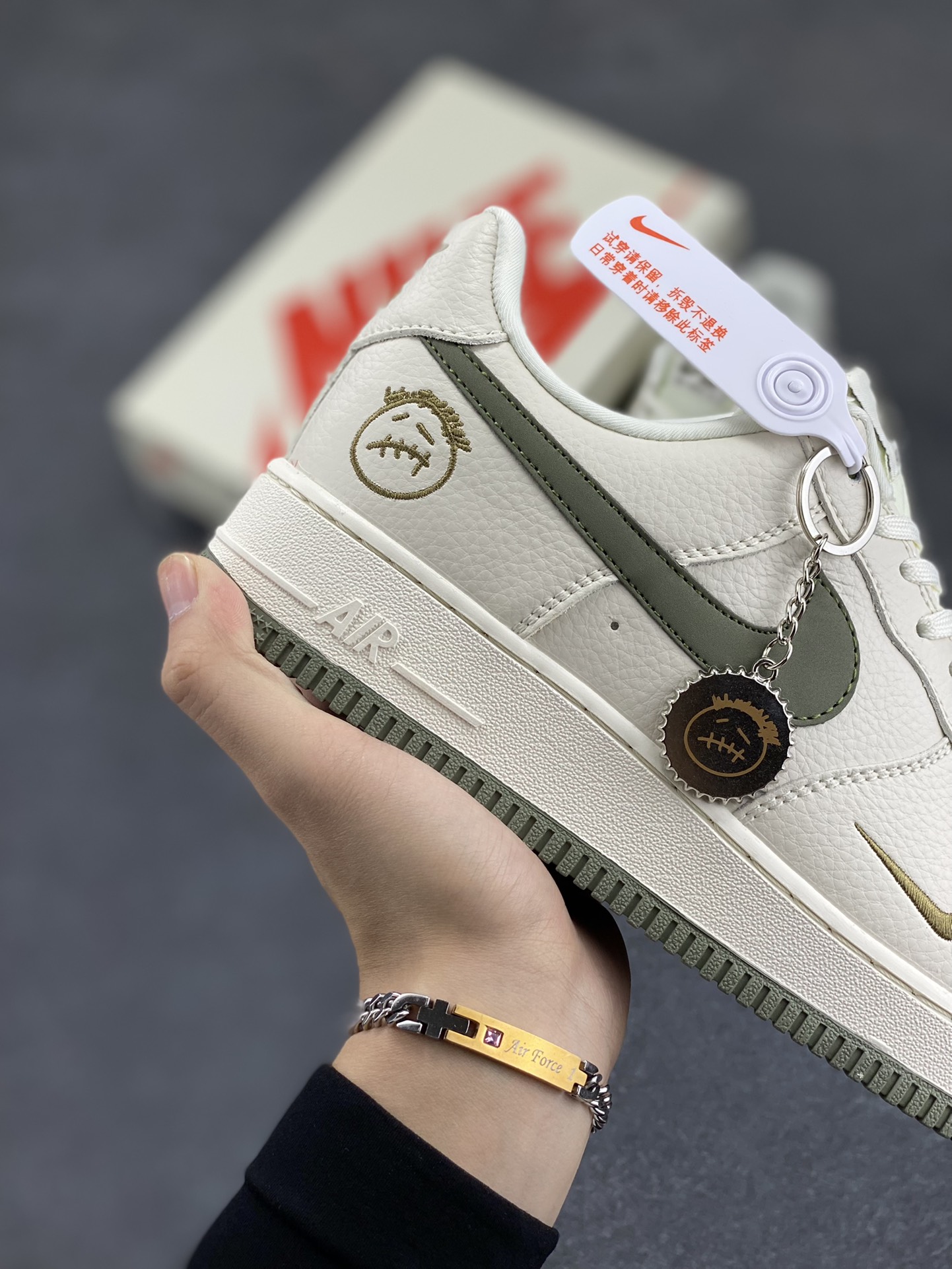 图片[6]-NIke Air Force 1 \’07 Low “鬼脸联名–米白绿勾”空军一号 低帮 运动鞋 休闲鞋 折边针车 工艺难度大 原楦头原纸板 原装鞋盒 定制五金配件 内置全掌气垫 原厂鞋底 货号：DF0180-007 尺码：36 36.5 37.5 38 38.5 39 40 40.5 41 42 42.5 43 44 44.5 45-选品中心