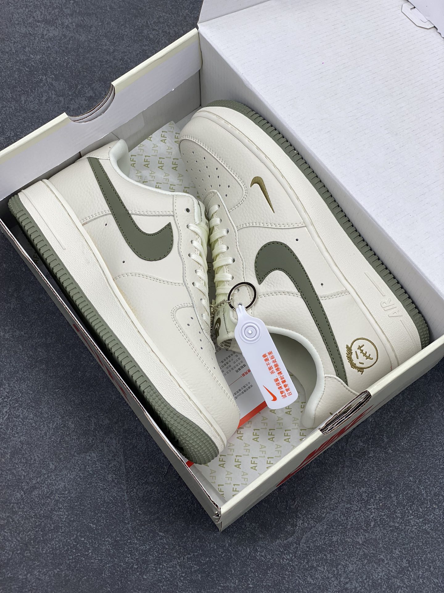 图片[9]-NIke Air Force 1 \’07 Low “鬼脸联名–米白绿勾”空军一号 低帮 运动鞋 休闲鞋 折边针车 工艺难度大 原楦头原纸板 原装鞋盒 定制五金配件 内置全掌气垫 原厂鞋底 货号：DF0180-007 尺码：36 36.5 37.5 38 38.5 39 40 40.5 41 42 42.5 43 44 44.5 45-选品中心