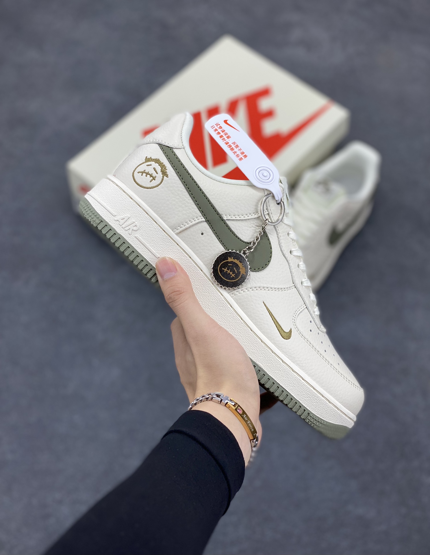 NIke Air Force 1 \’07 Low “鬼脸联名–米白绿勾”空军一号 低帮 运动鞋 休闲鞋 折边针车 工艺难度大 原楦头原纸板 原装鞋盒 定制五金配件 内置全掌气垫 原厂鞋底 货号:DF0180-007 尺码:36 36.5 37.5 38 38.5 39 40 40.5 41 42 42.5 43 44 44.5 45-选品中心