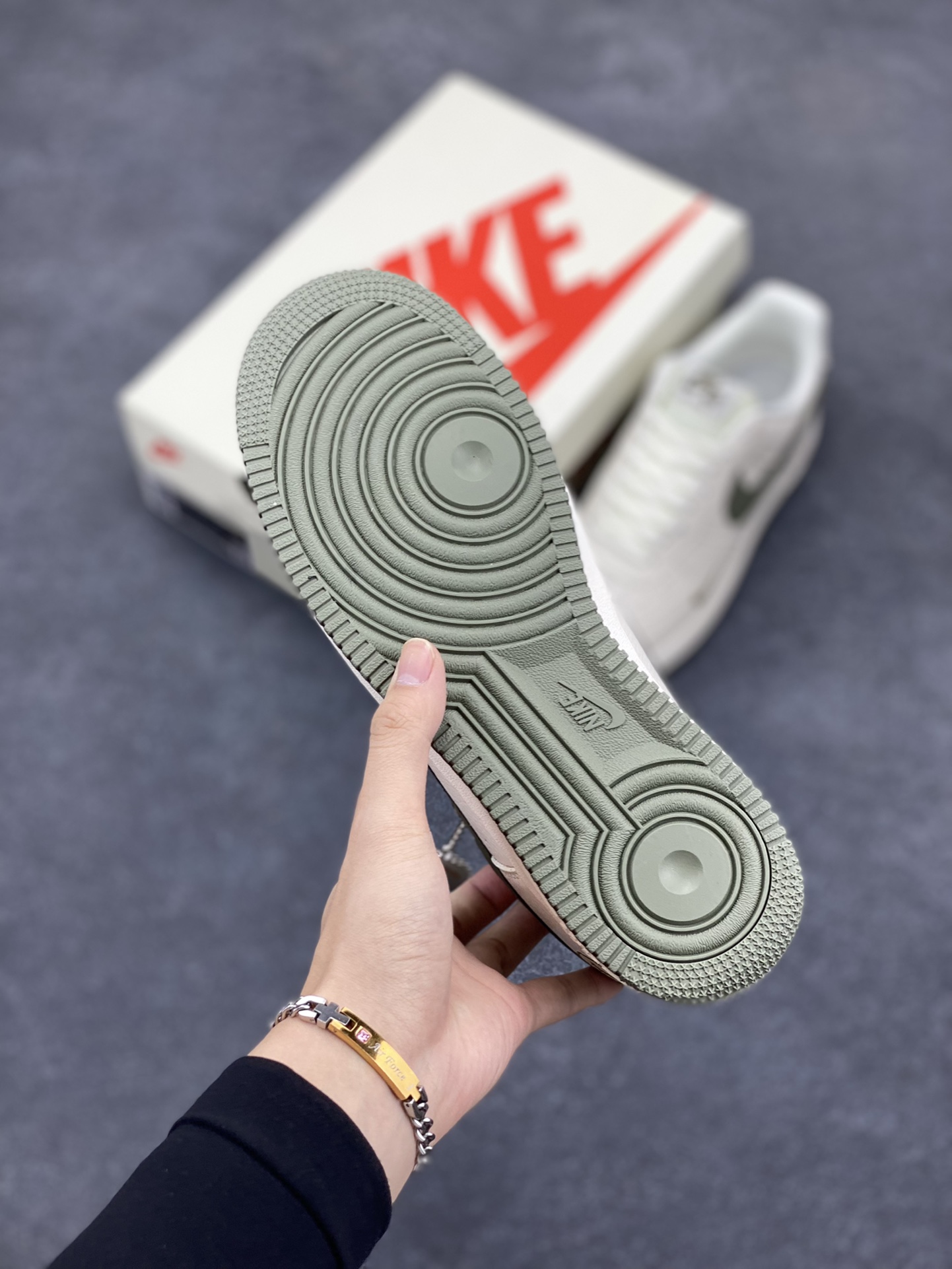 图片[5]-NIke Air Force 1 \’07 Low “鬼脸联名–米白绿勾”空军一号 低帮 运动鞋 休闲鞋 折边针车 工艺难度大 原楦头原纸板 原装鞋盒 定制五金配件 内置全掌气垫 原厂鞋底 货号：DF0180-007 尺码：36 36.5 37.5 38 38.5 39 40 40.5 41 42 42.5 43 44 44.5 45-选品中心