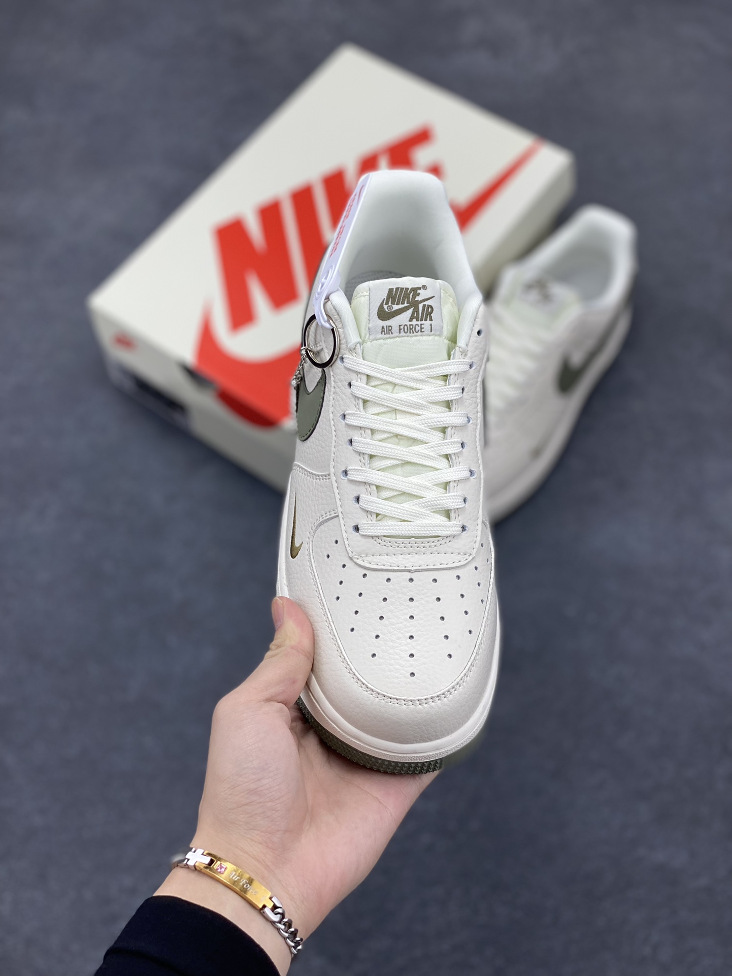 图片[2]-NIke Air Force 1 \’07 Low “鬼脸联名–米白绿勾”空军一号 低帮 运动鞋 休闲鞋 折边针车 工艺难度大 原楦头原纸板 原装鞋盒 定制五金配件 内置全掌气垫 原厂鞋底 货号：DF0180-007 尺码：36 36.5 37.5 38 38.5 39 40 40.5 41 42 42.5 43 44 44.5 45-选品中心