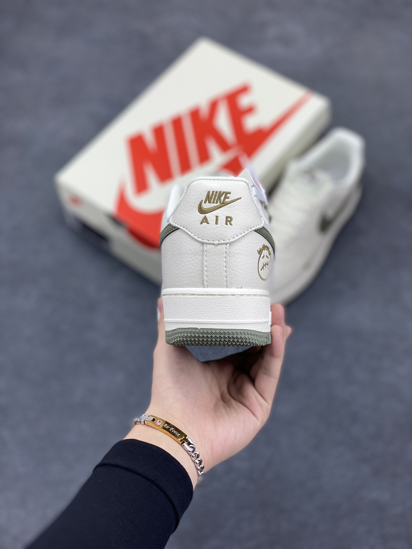 图片[4]-NIke Air Force 1 \’07 Low “鬼脸联名–米白绿勾”空军一号 低帮 运动鞋 休闲鞋 折边针车 工艺难度大 原楦头原纸板 原装鞋盒 定制五金配件 内置全掌气垫 原厂鞋底 货号：DF0180-007 尺码：36 36.5 37.5 38 38.5 39 40 40.5 41 42 42.5 43 44 44.5 45-选品中心