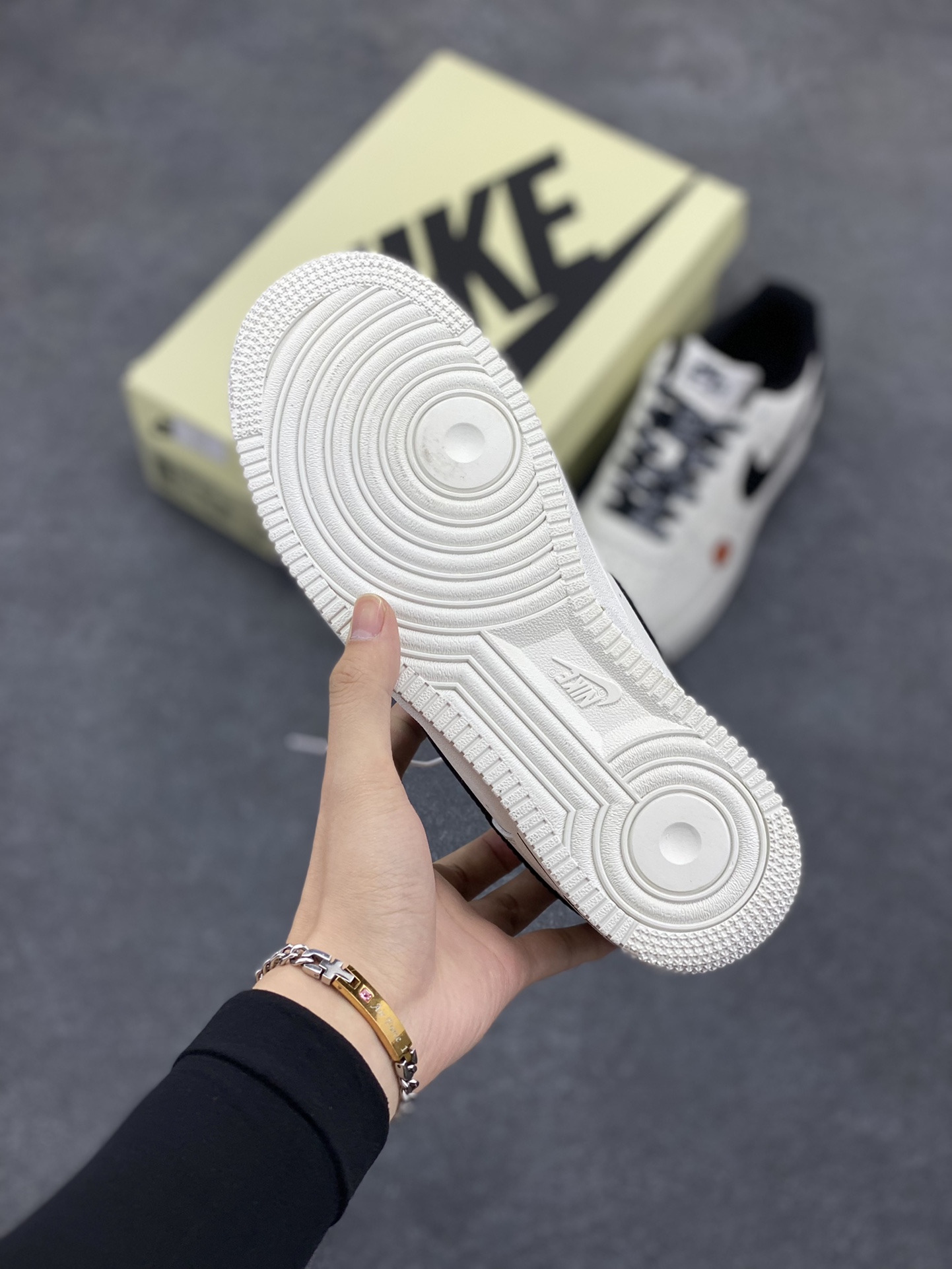 图片[5]-NIke Air Force 1 \’07 Low KENZO🌺联名 空军一号 低帮 运动鞋 休闲鞋 折边针车 工艺难度大 原楦头原纸板 原装鞋盒 定制五金配件 内置全掌气垫 原厂鞋底  货号：FC-918811 尺码：36 36.5 37.5 38 38.5 39 40 40.5 41 42 42.5 43 44 44.5 45-选品中心