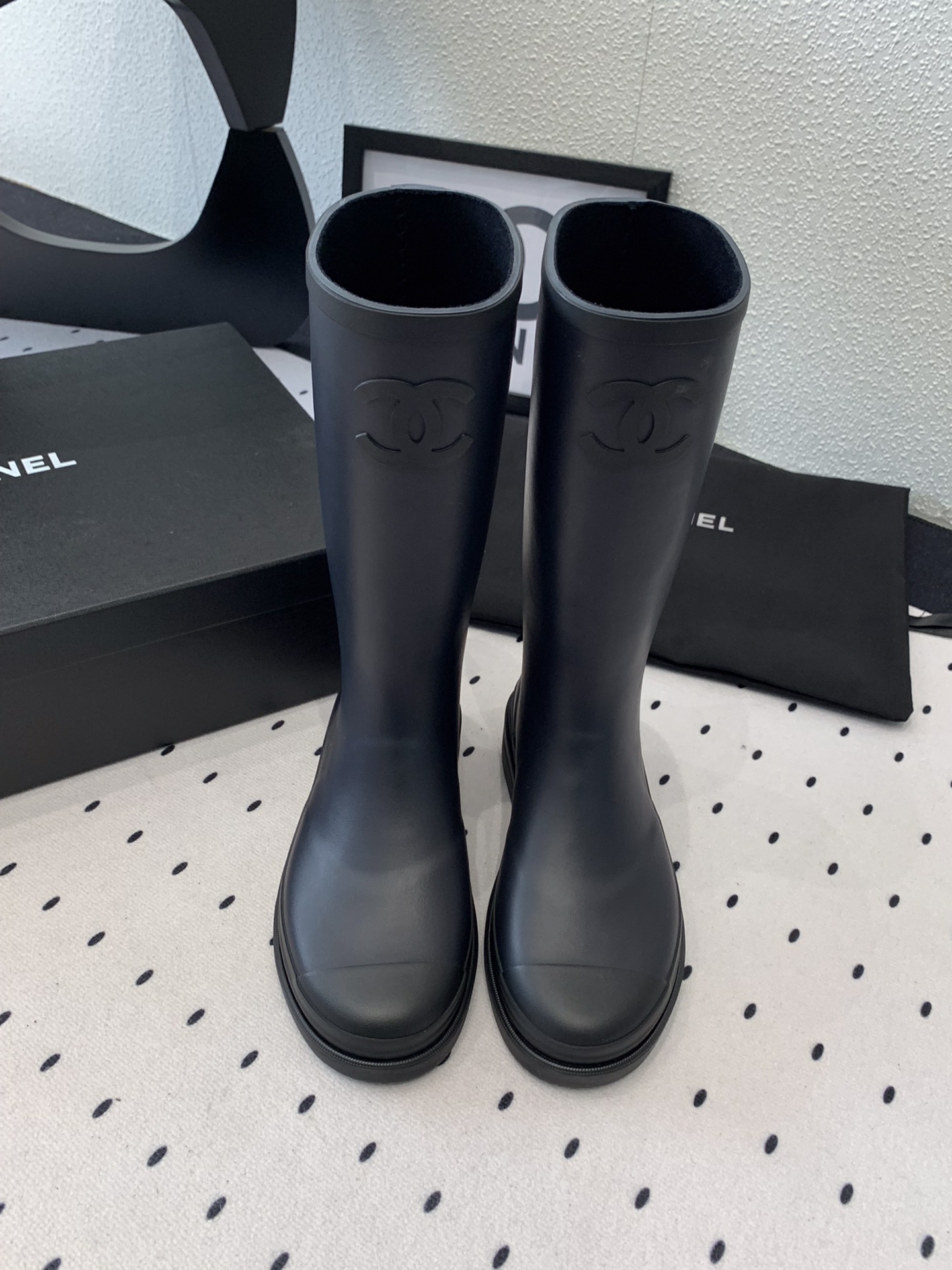 NO:649599,The top upgraded version of Chanel's popular rain boots is lighter and more comfortable on the feet. Recommended by Xiaohongshu Internet celebrities, hard to find in the counter. The top version with seamless rubber vulcanization process is consistent with the original version. Size35-40 (41 customized), boots, chanel, boots, rain boots19860909Chanel爆款雨靴顶级升级版 上脚更轻盈更舒适 小红书网红推荐款,专柜一鞋难求 无合缝线橡胶硫化工艺顶级版本 与原版一致 Size35-40 (41订做),靴子,chanel,boots,rain boots,Women's Shoes