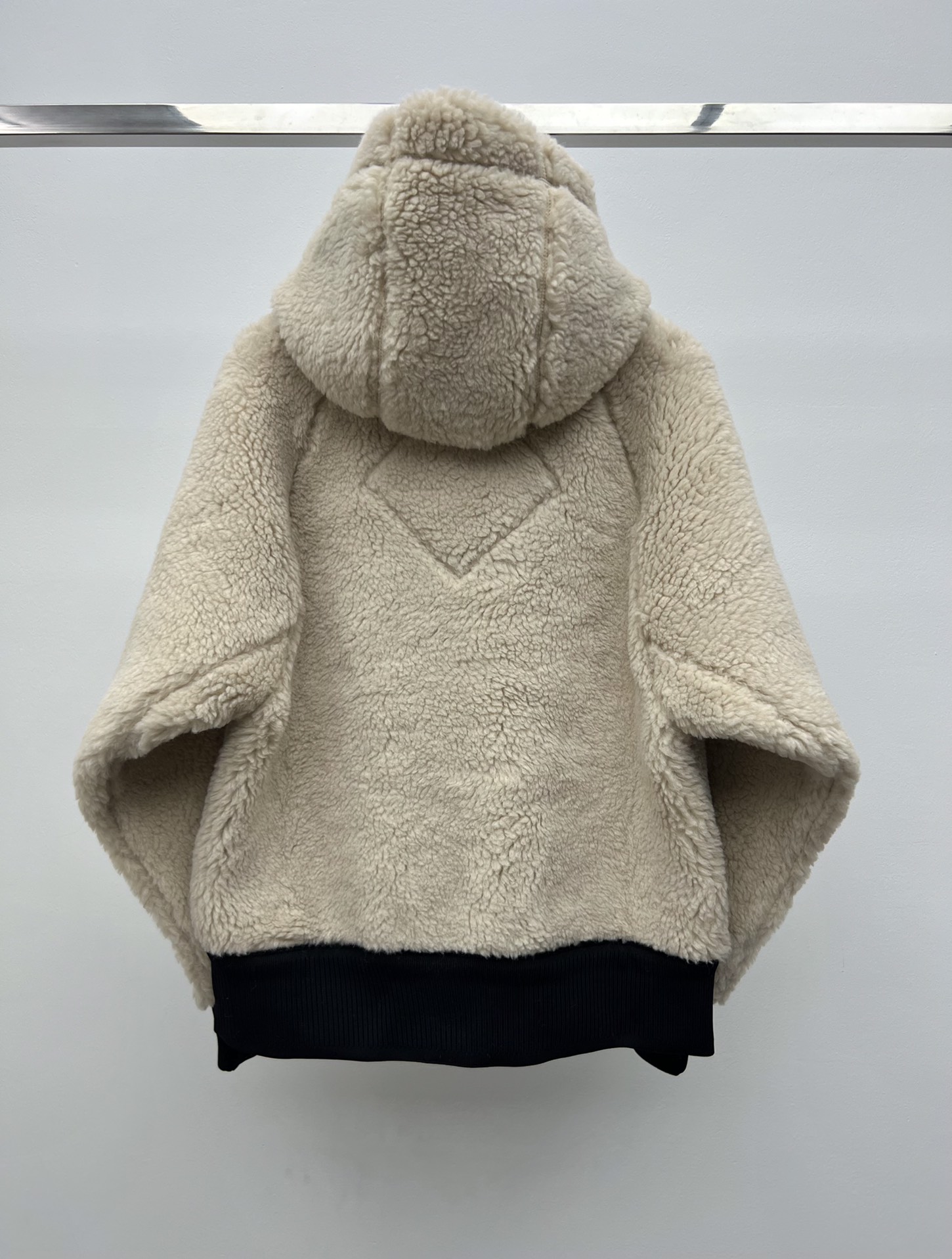 “Simcoe Jacket: Versatile Female Suit with Kid Sherpa Lamb and Hidden Features” - 图片 7