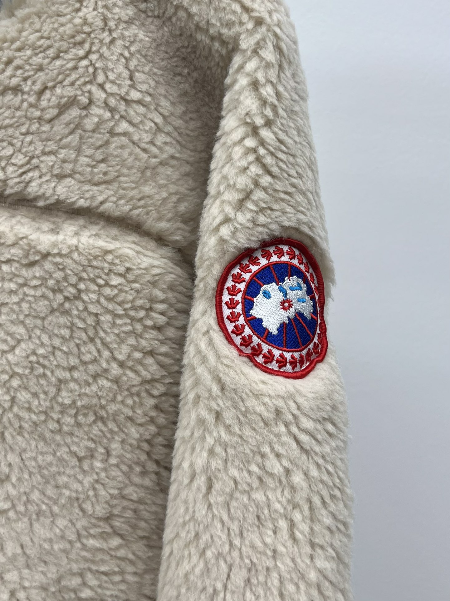 “Simcoe Jacket: Versatile Female Suit with Kid Sherpa Lamb and Hidden Features” - 图片 3