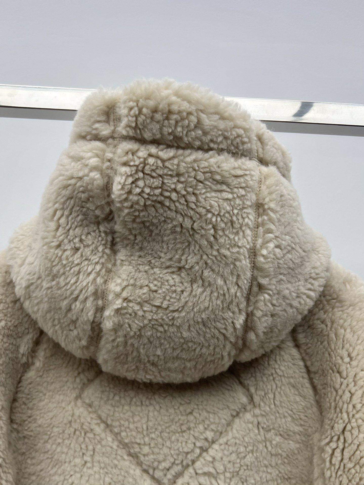 “Simcoe Jacket: Versatile Female Suit with Kid Sherpa Lamb and Hidden Features” - 图片 8