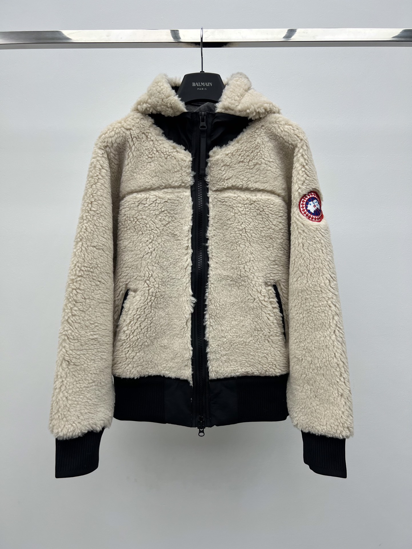 “Simcoe Jacket: Versatile Female Suit with Kid Sherpa Lamb and Hidden Features” - 图片 1