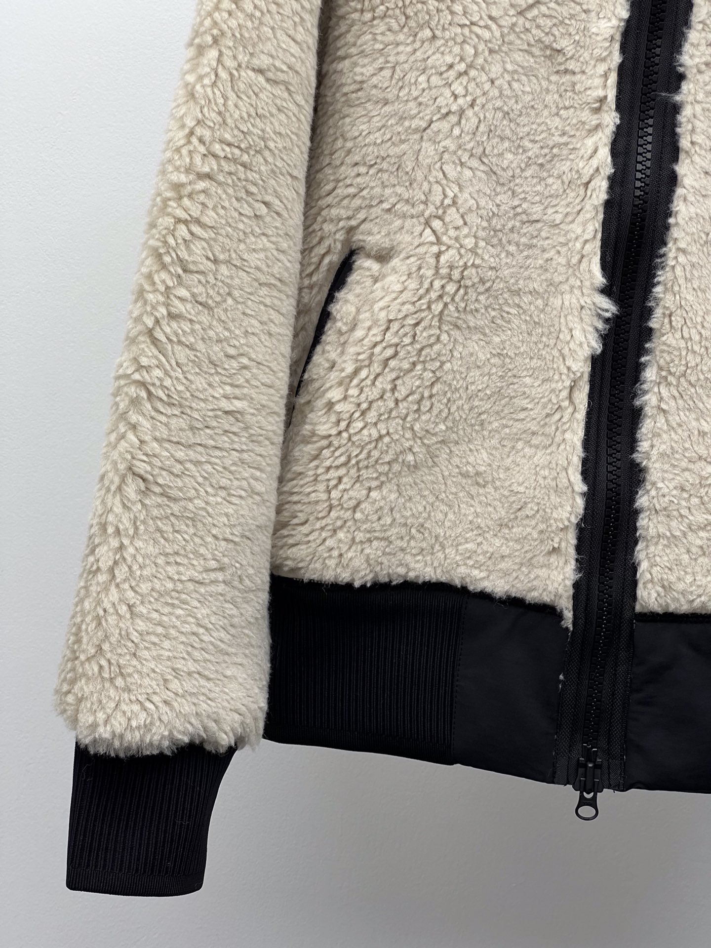 “Simcoe Jacket: Versatile Female Suit with Kid Sherpa Lamb and Hidden Features” - 图片 4