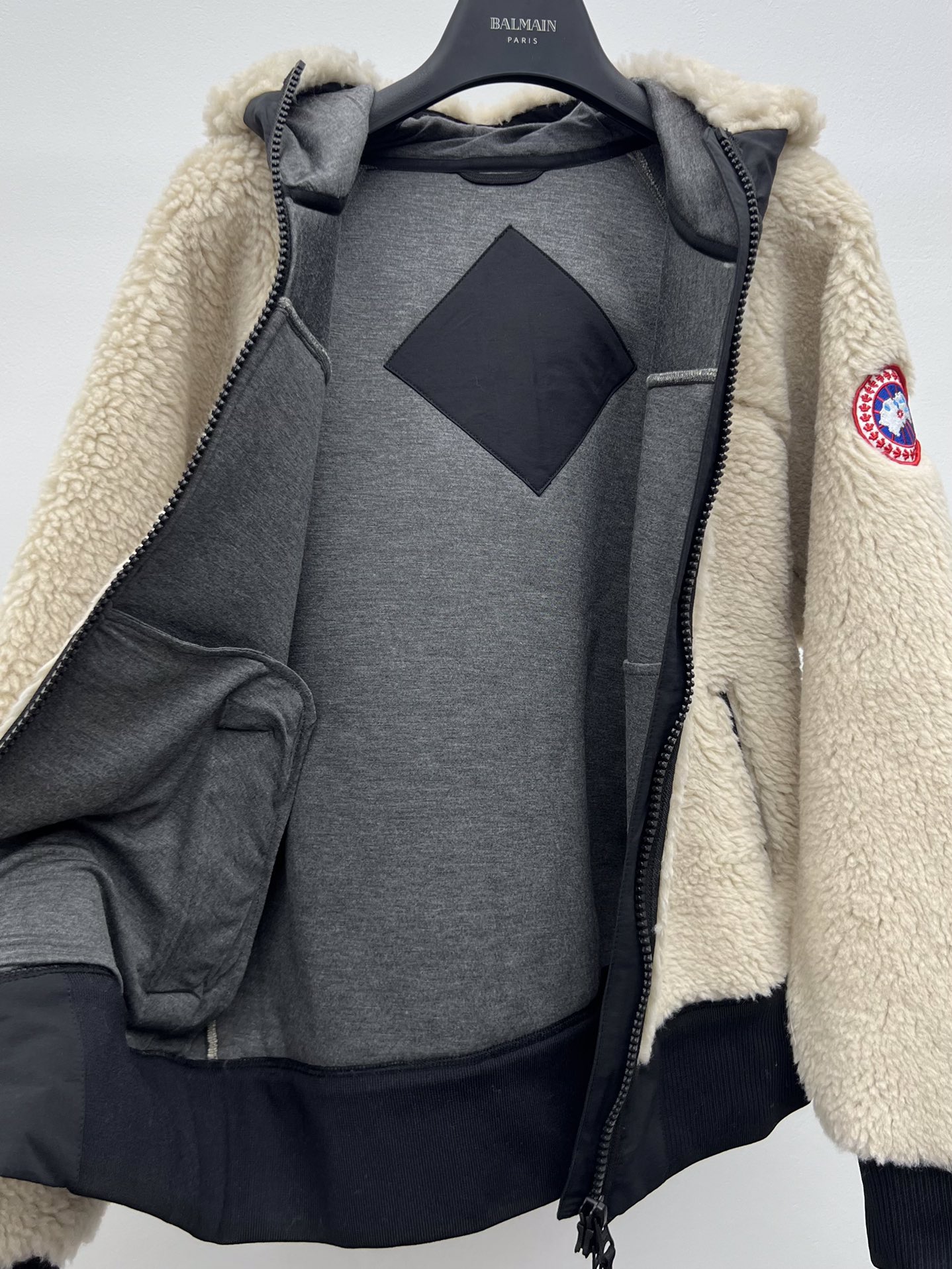 “Simcoe Jacket: Versatile Female Suit with Kid Sherpa Lamb and Hidden Features” - 图片 5