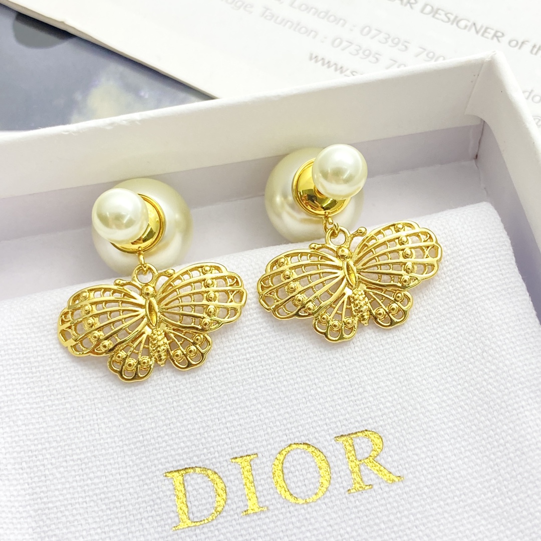 编码E2873 0257820 🛍DIOR耳钉热销款火爆上新🆕🆕🆕 😎迪奥镂空蝴蝶结双珠耳钉 🤒掐丝工艺的蝴蝶灵动又精致，垂悬耳畔显得栩栩如生！ 🤩圆润的双球珍珠设计，很好的凸显女性的高贵、典雅气质！