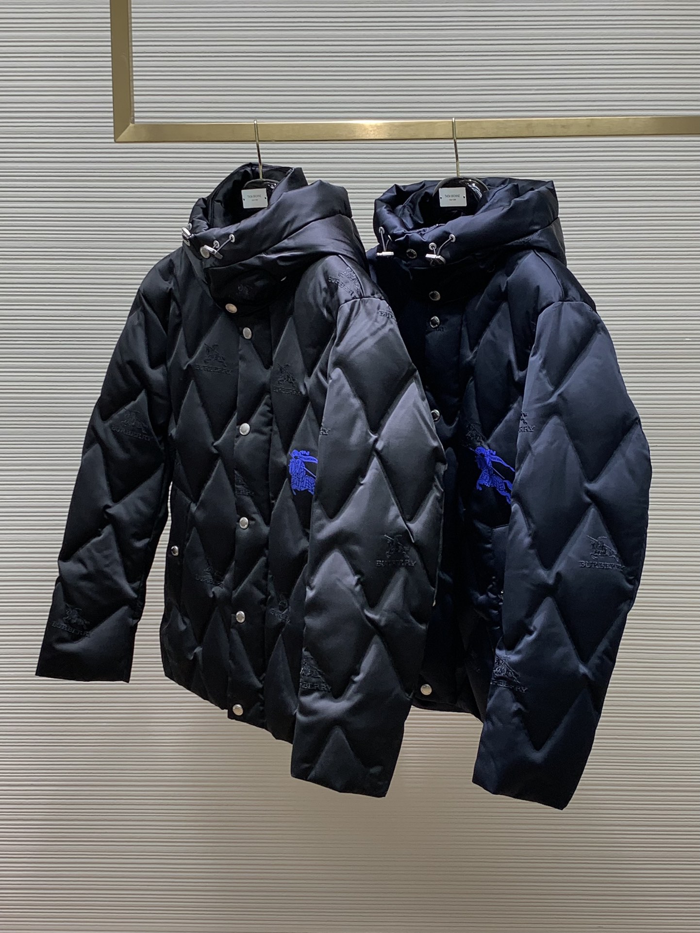 颜色黑蓝Burberry巴宝莉2024冬季最新品专柜同步有售原单狠货时尚休闲连帽羽绒服外套进口原版面料上