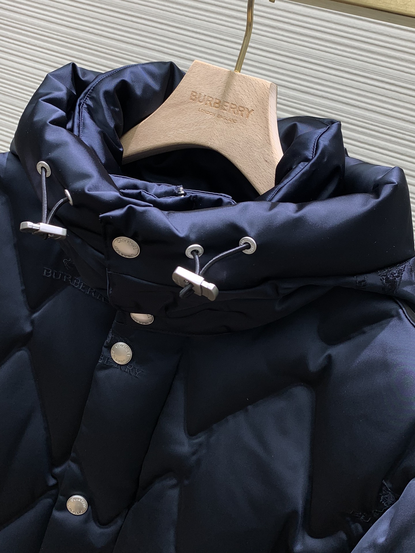 颜色黑蓝Burberry巴宝莉2024冬季最新品专柜同步有售原单狠货时尚休闲连帽羽绒服外套进口原版面料上