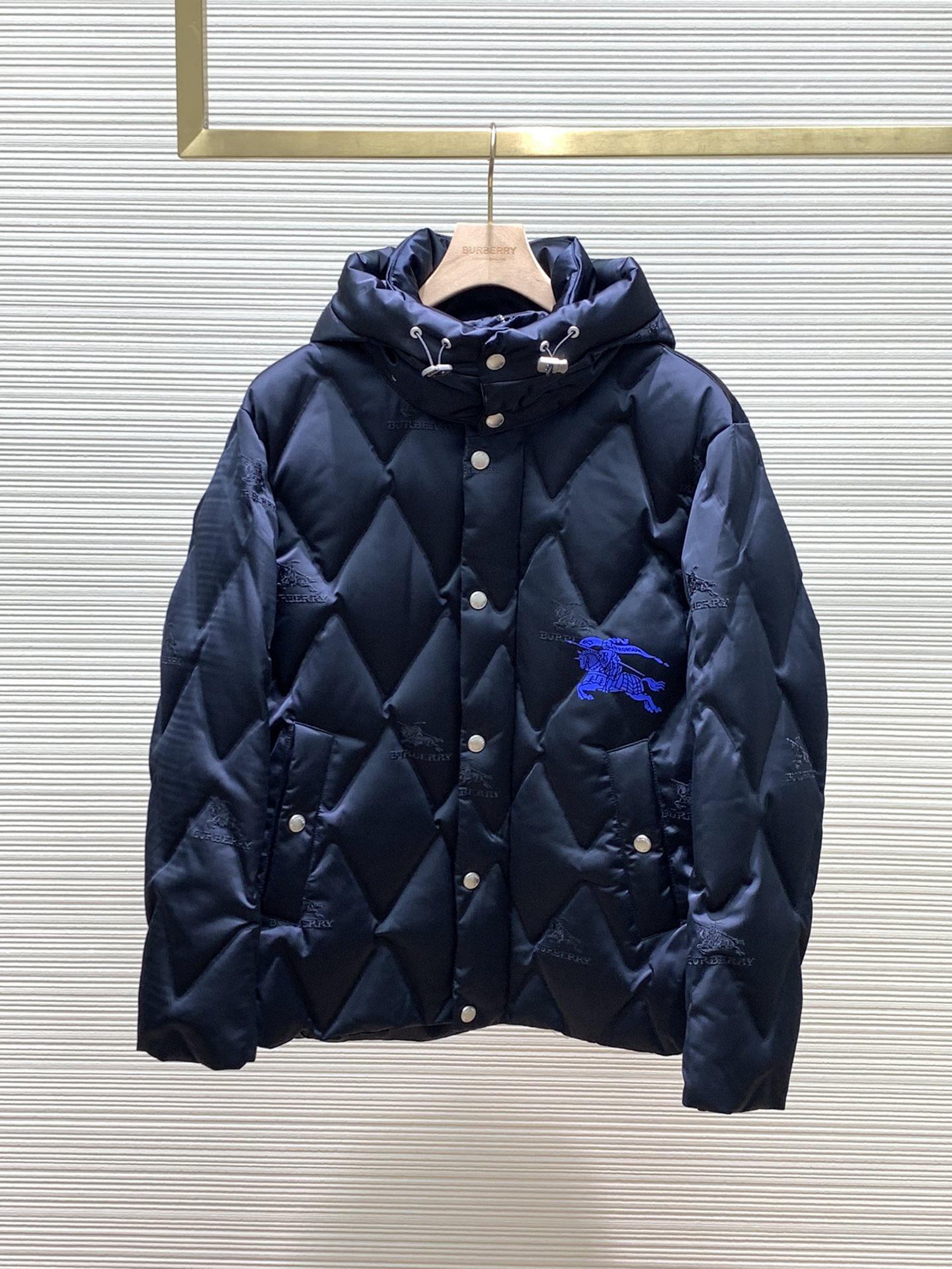 颜色黑蓝Burberry巴宝莉2024冬季最新品专柜同步有售原单狠货时尚休闲连帽羽绒服外套进口原版面料上