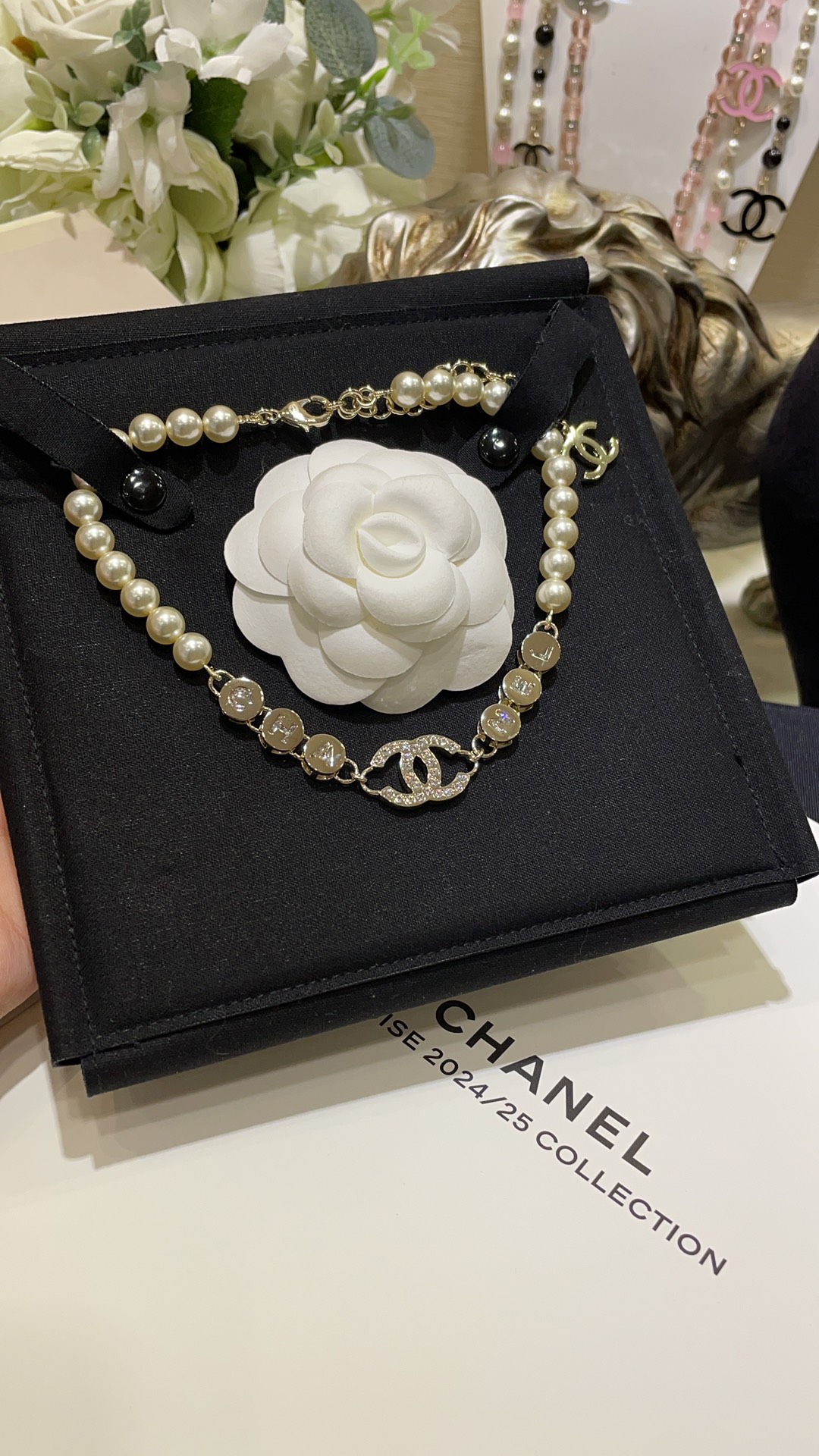 NO:634938,88240, arrived today with double-sided Swarovski diamonds. 24B new hollow letter rhinestone double C pearl necklace in light gold. A whole three-dimensional sparkling diamond is inlaid under the hollow letters. It is very noble with the double-sided full diamond double C pendant. It is versatile and practical for daily commuting. Sweet girls and hot girls are all in the same brass material. Swarovski diamonds are super shiny. Necklaces, necklaces, Cartier high-end jewelry1986090988240,今日到货双面施华洛钻 24B新款镂空字母水钻双C珍珠项链浅金色 镂空字母下镶嵌着一整颗的立体闪钻 搭配双面满钻双C吊坠很显贵气 日常通勤百搭实用 甜妹辣妹都 z一致黄铜材质 施华洛钻 超级闪 项链,,necklace,卡迪亚高端饰品,Jewelry