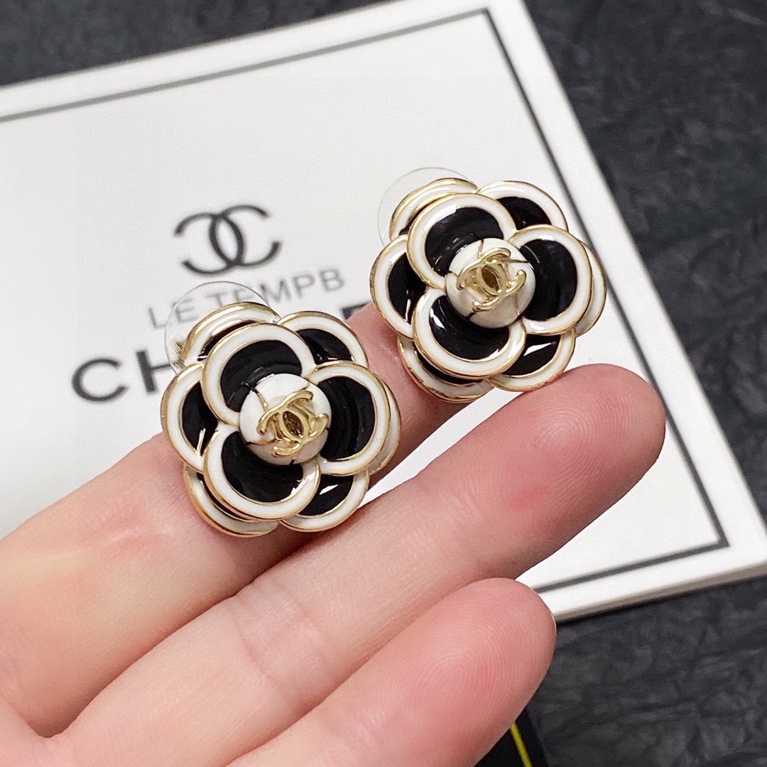 NO:114170,Xiaoxiang new Chanel camellia earrings, the original version is the same as the original item!  High-end customization Every detail is comparable to the authentic counters. The only one in the industry in the world buys authentic versions, jewelry boutiques, chanel, chanel19860909小香新款 Chanel香奈儿山茶花耳钉 原版一摸一样的原单货！高端定制 每一个细节媲美专柜正品,业内仅此一家全世界专柜自购正品打版,饰品精品,chanel,chanel,Jewelry