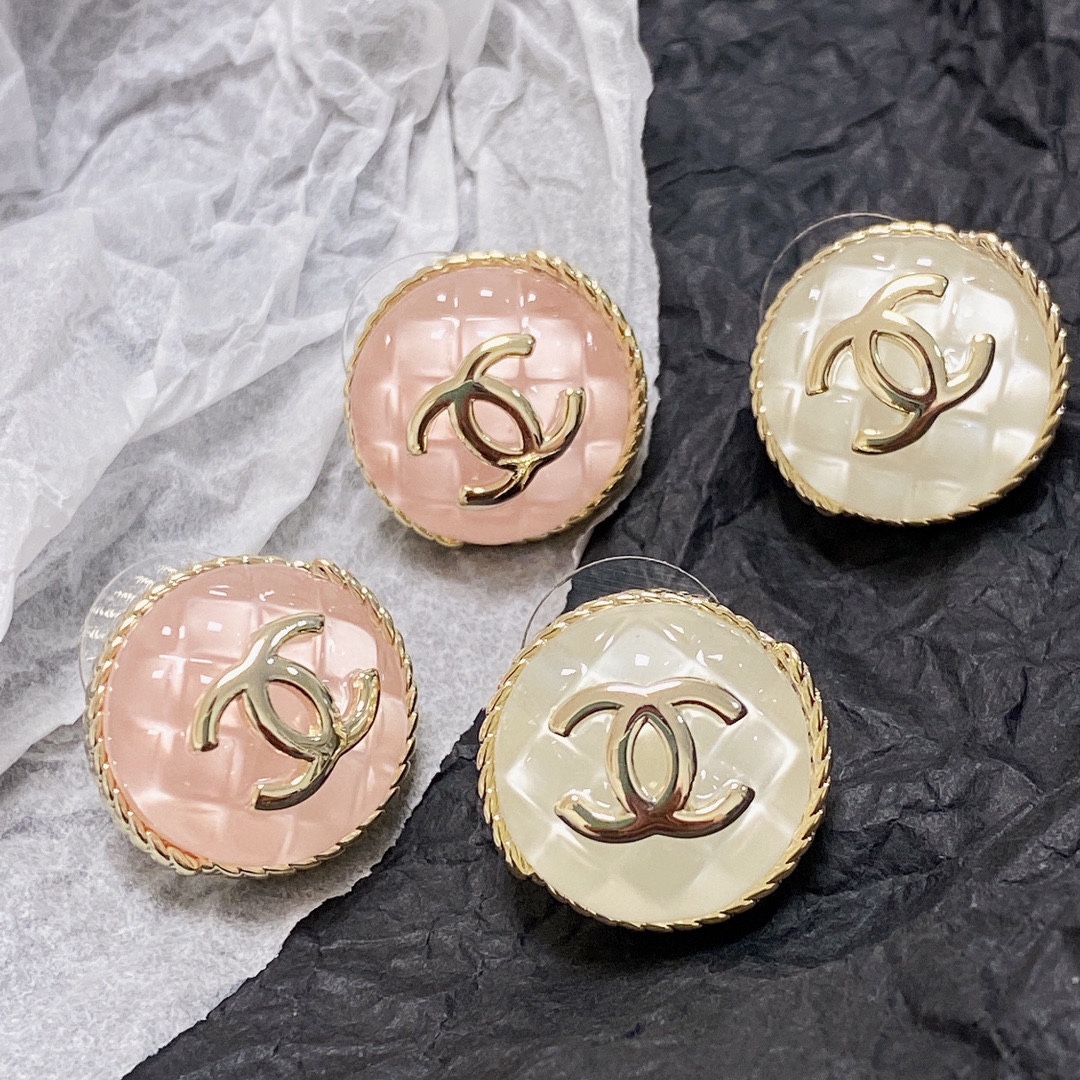 NO:114178,Chanel Xiaoxiang Double C Simple Diamond Three-dimensional Square Crystal Clear Earrings This earring is really super beautiful, looking simple in design but good in wearing effect. Even the small earlobe like me is very okzp brass material. The upper ear is super elegant, the jewelry is boutique, chanel, earrings19860909Chanel 小香双C简约菱格立体方块晶莹剔透耳钉这款耳环真的超级美看着设计简单但是佩戴效果好看到爆就连我这种小耳垂的也很okzp黄铜材质 上耳超气质优雅,饰品精品,chanel,earrings,Jewelry