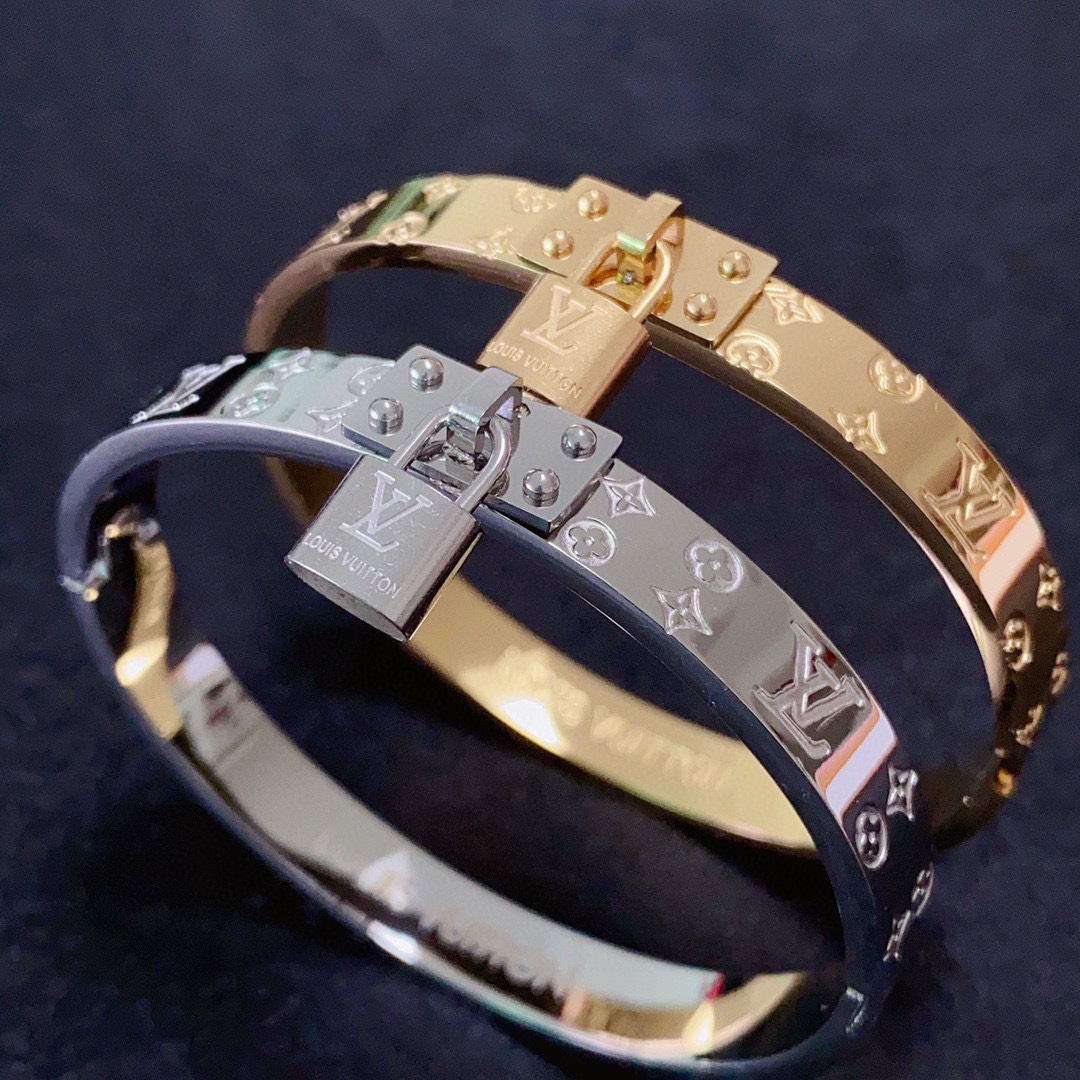 NO:114180,New products, original single product, LV lock bracelet, Louis Vuitton, Louis Vuitton, counter consistent material, hot products shipped, unique design, retro avant-garde. The bracelet 14K seiko color protection version has been loved by MM since its launch. Every color has its unique brilliance!  The effect is very good!  The smallest one!  More durable than ordinary models, beautiful skin tone, fine jewelry, louis vuitton, louis vuitton, louis vuitton, bracelet19860909新品 原单货 LV锁头手镯Louis Vuitton 路易威登 专柜一致材质 火爆款出货 设计独特 复古前卫.手镯14K精工保色版 从上市以来一直深受MM喜爱每一种颜色都有它独一无二的光彩！上手效果非常好看！最细小的一款！比普通款更耐看显肤色白皙,饰品精品,louis vuitton,louis vuitton,louis vuitton,bracelet,Jewelry