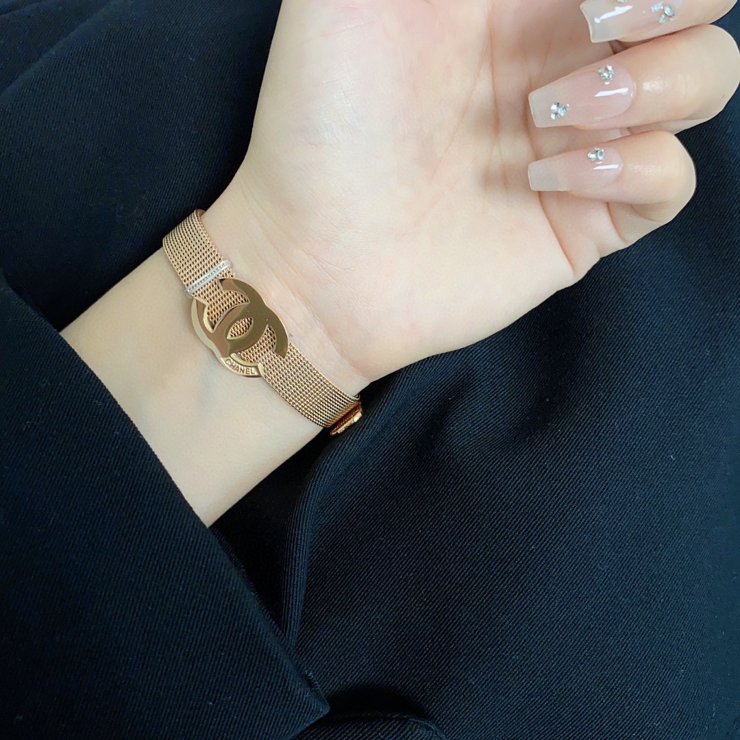 NO:114184,The new Chanel Chanel strap, rose gold bracelet, super heavy industry bling bling bling, the color matching is very good and high-end, the goddess temperament is high-end, the fine steel material is not allergic to fade, one to one exquisite craft, the classic charm, the cost-effectiveness is a must-have choice, the jewelry quality, chanel, chanel, bracelet, bracelet19860909新款香奈儿Chanel表带玫瑰金手镯手链超重工bling bling,颜色搭配得非常好高级感 女神气质高端 精钢材质不过敏不褪色.一比一精美工艺,经典至极的魅物,性价比高 必备必入之选,饰品精品,chanel,chanel,bracelet,bracelet,Jewelry