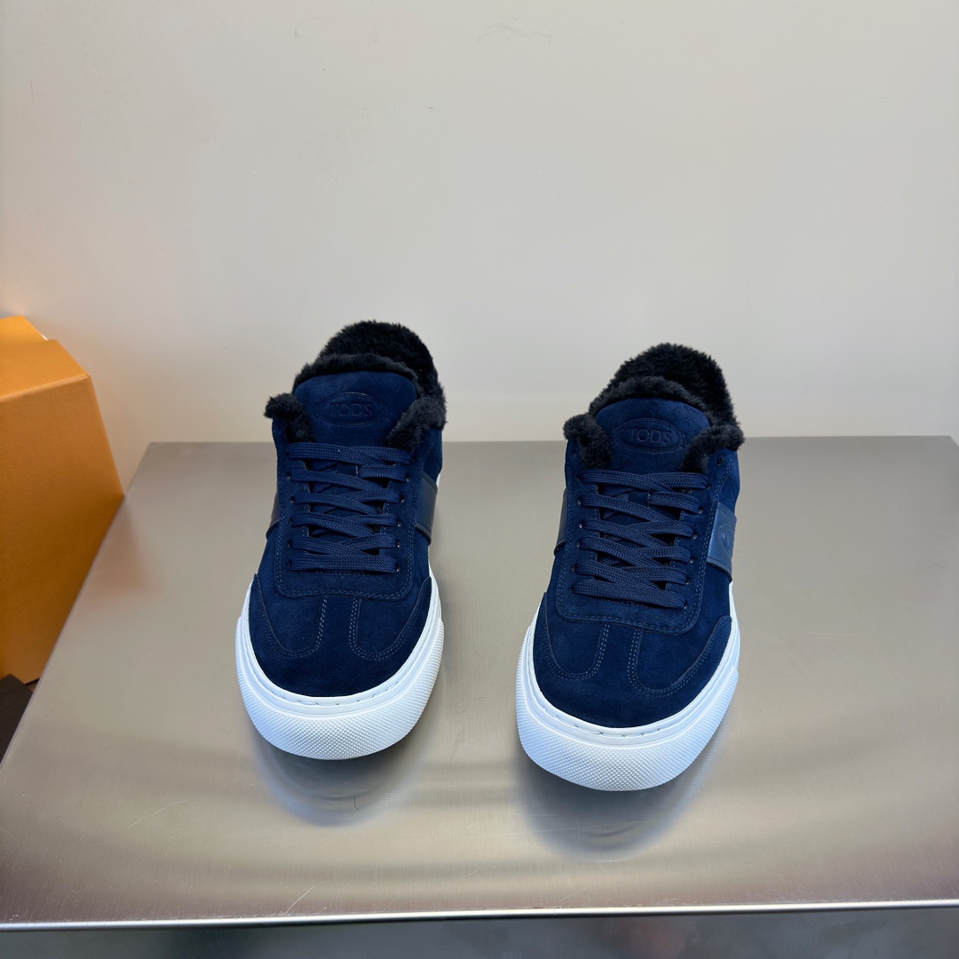 NO:604242,[Tod's Tods] Size 39-45 (customized at 38.45.46) TOD'S Tods, this sports casual shoe is made of smooth leather, decorated with Tod's letters on the tongue, and TODS letter logo on the side. Casual sports shoes, small white shoes, original purchase and development, production, same style as Xiao Zhan, Xiaohongshu Grass Series, toe, heel and sole decorated with beans.  Gommino, a clever fusion of classic and modern sports styles, a perfect interpretation of bright and highly saturated colors, a blend of traditional craftsmanship and innovative design, co-branded styles, and interpretation of the most representative Italian lifestyle. Exquisite packaging at the delivery counter. Fabric: Original custom imported first-layer cowhide. Lining: Soft imported cowhide lining + fur. Sole: Original molded non-slip lightweight IP material, Tod's, sneakers, cowhide.19860909【Tod's 托德斯】 Size 39-45(38.45.46订做) TOD'S托德斯 ,本款运动休闲鞋以光滑皮革制成,鞋舌上饰以Tod's字母,侧边饰以TODS字母标识休闲 运动鞋 小白鞋,原版购入开发 做货 肖战同款 小红书种草系列 鞋头、后跟、鞋底缀以豆豆 Gommino,令经典与现代运动风巧妙融合,鲜艳及高饱和的色彩搭配完美演绎,糅合传统工艺与创新设计,联名款式,演绎最具代表性的意大利生活风尚.配送专柜精美包装 面料 : 原版定制进口头层牛皮 内里 : 柔软进口牛皮里+毛里 鞋底 : 原版开模防滑轻质IP材质,,Tod's,sneakers,cowhide,Men's shoes