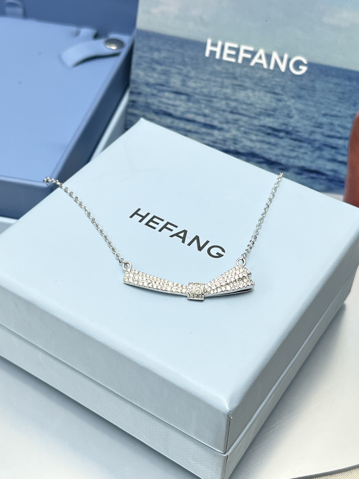 ❤️95包邮/原单代购级别
HEFANG何方珠宝飘带蝴蝶结项链。