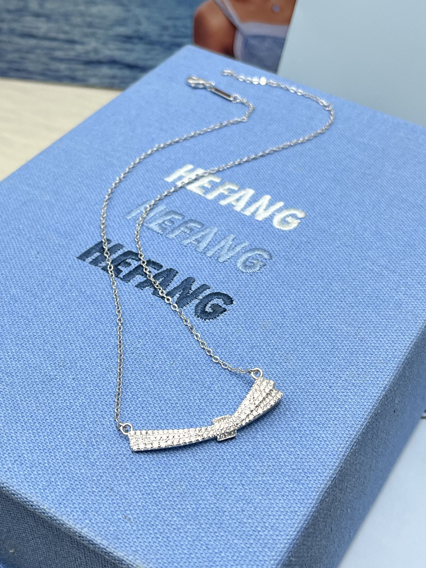 ❤️95包邮/原单代购级别
HEFANG何方珠宝飘带蝴蝶结项链。