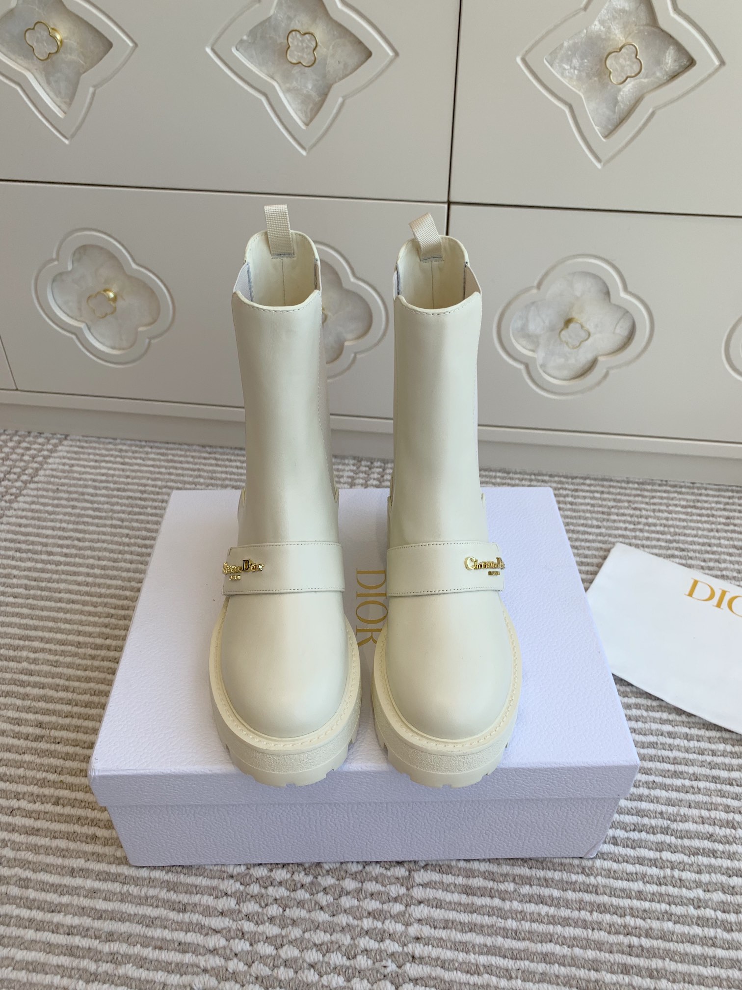 NO:463491,Purchase-Agent Dior D-Quest new mid-tube Chelsea motorcycle style short boots This D-Quest ankle boot is a new product in the early spring 2025 ready-to-wear series. It has a new interpretation of classic motorcycle style boots, highlighting the high-order charm of Dior. It is carefully crafted from black cowhide leather and other materials, with elastic bands on the sides, and gold-finished metallic Christian Dior Paris logo and decorative bands on the front to enhance the style. The thick and light notched sole makes the sole more casual and elegant. Upper calfskin material/cowhide, original Lucky Star Outsole size 35-41 (41 custom made without return or exchange), boots, dior, dior, boots, cowhide19860909批 代购级Dior 迪奥D-Quest新品中筒切尔西 机车风短靴 这款 D-Quest 及踝靴是二零二五早春成衣系列新品,全新演绎经典机车风格靴子,彰显 Dior 的高订魅力.采用黑色牛皮革等材质精心制作,侧面饰以弹力饰带,正面点缀以金色饰面金属 Christian Dior Paris 标志和装饰性饰带提升格调.厚实而轻盈的凹口鞋底更显休闲优雅. 鞋面小牛皮材质/牛皮内里,原版幸运星大底 size 35-41（41定做不退换）,靴子,dior,dior,boots,cowhide,Women's Shoes