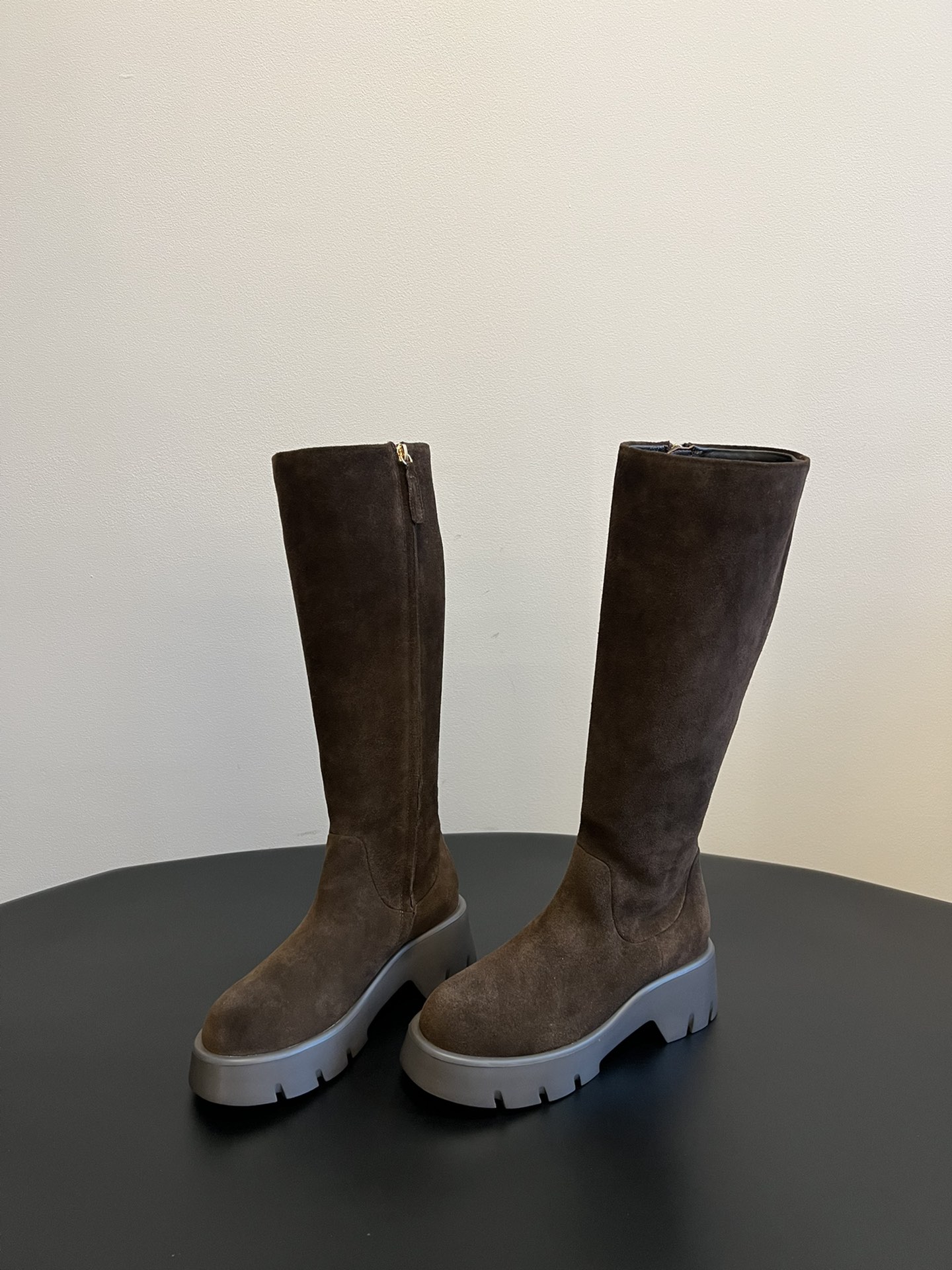 NO:563559,Gianvit* Rossi 25 winter thick-soled boots made in Wanguan. Plain design, simple and elegant. Fashion highlight!  Adhering to its traditional Italian craftsmanship, focusing on exquisite details and creating elegant femininity, every pair of Rossi's women's shoes will take the proportion of women's curves into consideration before designing. Secondly, on the basis of inheriting elegance, it is also younger and more fashionable, using bright colors and elegant line design to create fashionable charm!  The upper is made of mixed sheep suede/calfskin, the lining is sheepskin, and the abrasive outsole is Size#35-40 (40 orders are not returnable), boots, boots, cowhide, sheepskin19860909莞产 吉安维托·罗西Gianvit* Rossi 25冬季厚底长靴 素面设计,简单大方.时尚亮点！ 秉承了其传统意大利工艺,专注精巧细节,打造优雅女人味,每一双罗西的女鞋在设计之前都会将女性曲线比例考虑在先. 其次在继承了优雅的基础上,也更加年轻时髦,以鲜艳的颜色和讲究的线条设计塑造时尚魅力！ 鞋面采用混种羊反毛皮/小牛皮 内里 羊皮里 磨具大底 Size#35-40（40订做不退换）,靴子,boots,cowhide,sheepskin,Women's Shoes