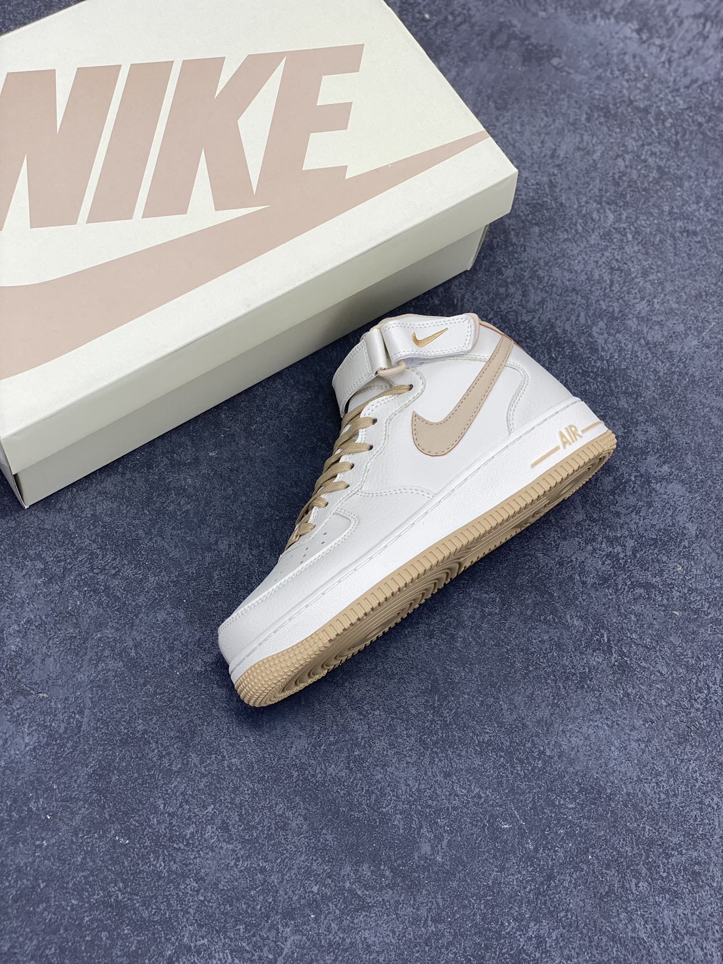 图片[7]-小红书爆款  Nike Air Force 1 MID “米卡其”配色高帮空军一号休闲板鞋 定制皮料 原楦原纸板 纯正空军版型 高清洁度 内置全掌气垫  货号：PA0920-808 尺码：36 36.5 37.5 38 38.5 39 40 40.5 41 42 42.5 43 44 44.5 45-选品中心