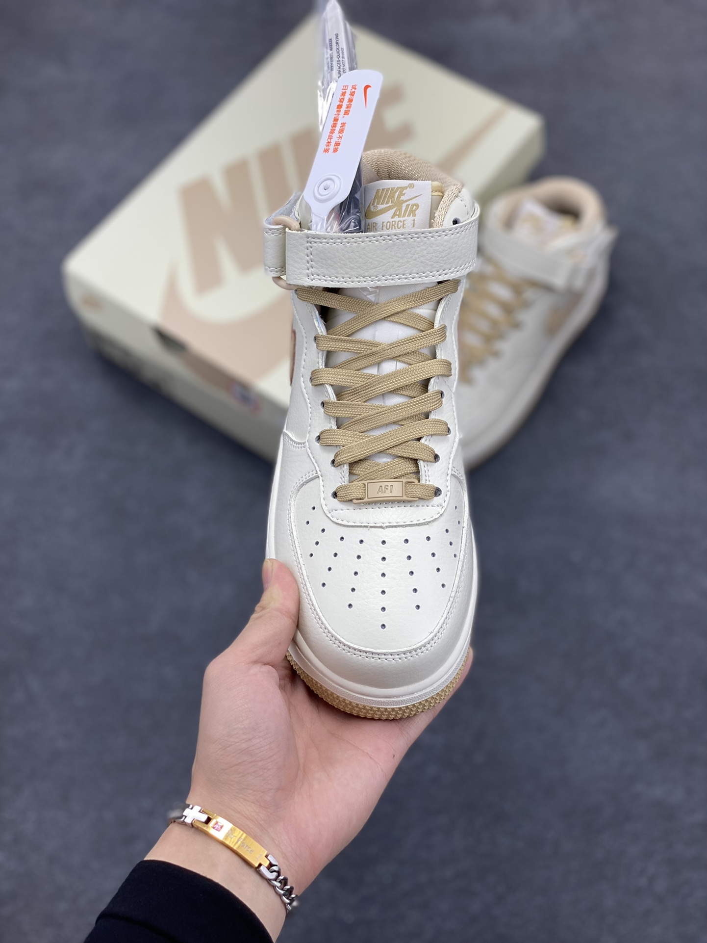 图片[2]-小红书爆款  Nike Air Force 1 MID “米卡其”配色高帮空军一号休闲板鞋 定制皮料 原楦原纸板 纯正空军版型 高清洁度 内置全掌气垫  货号：PA0920-808 尺码：36 36.5 37.5 38 38.5 39 40 40.5 41 42 42.5 43 44 44.5 45-选品中心