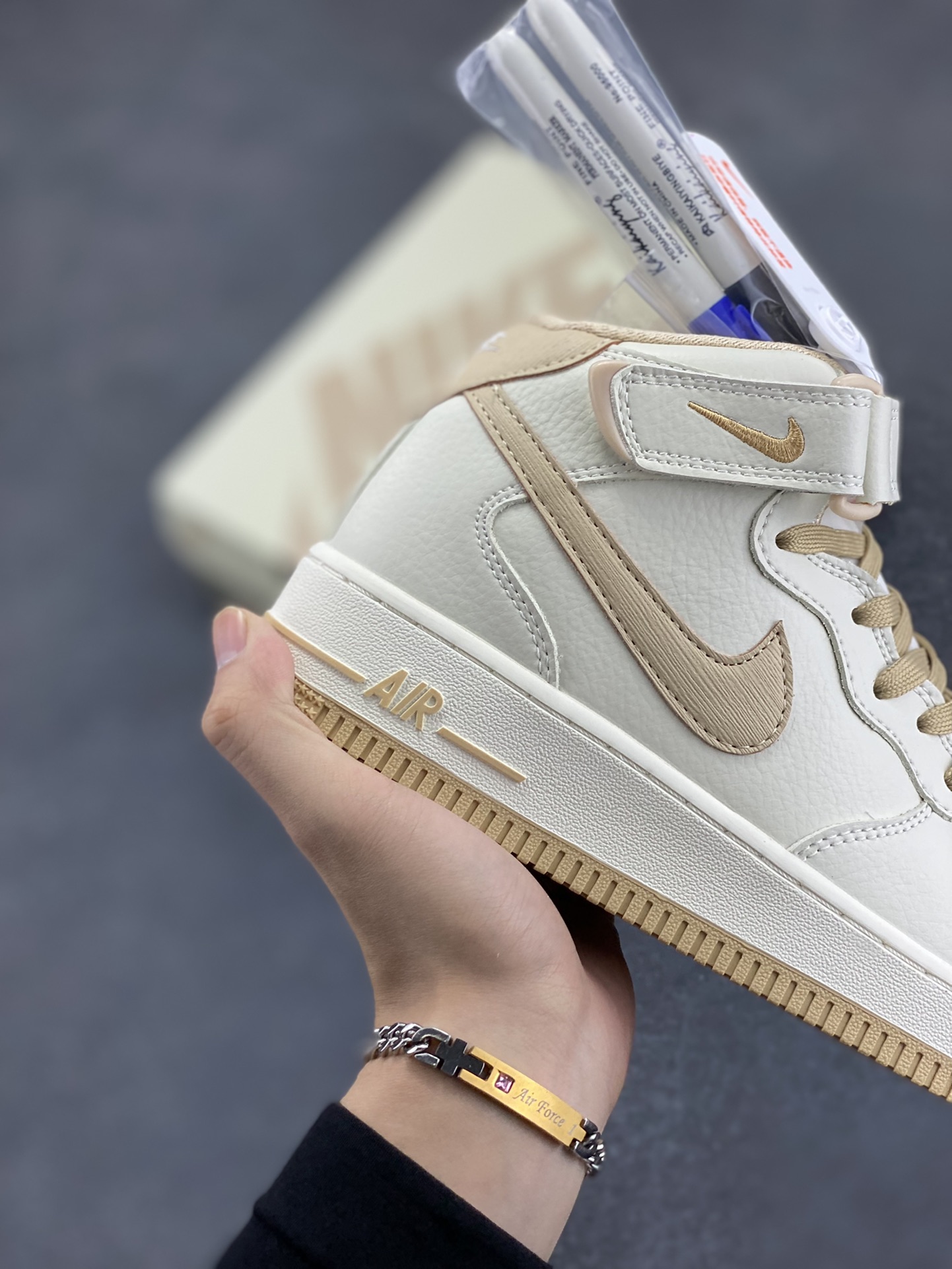 图片[6]-小红书爆款  Nike Air Force 1 MID “米卡其”配色高帮空军一号休闲板鞋 定制皮料 原楦原纸板 纯正空军版型 高清洁度 内置全掌气垫  货号：PA0920-808 尺码：36 36.5 37.5 38 38.5 39 40 40.5 41 42 42.5 43 44 44.5 45-选品中心