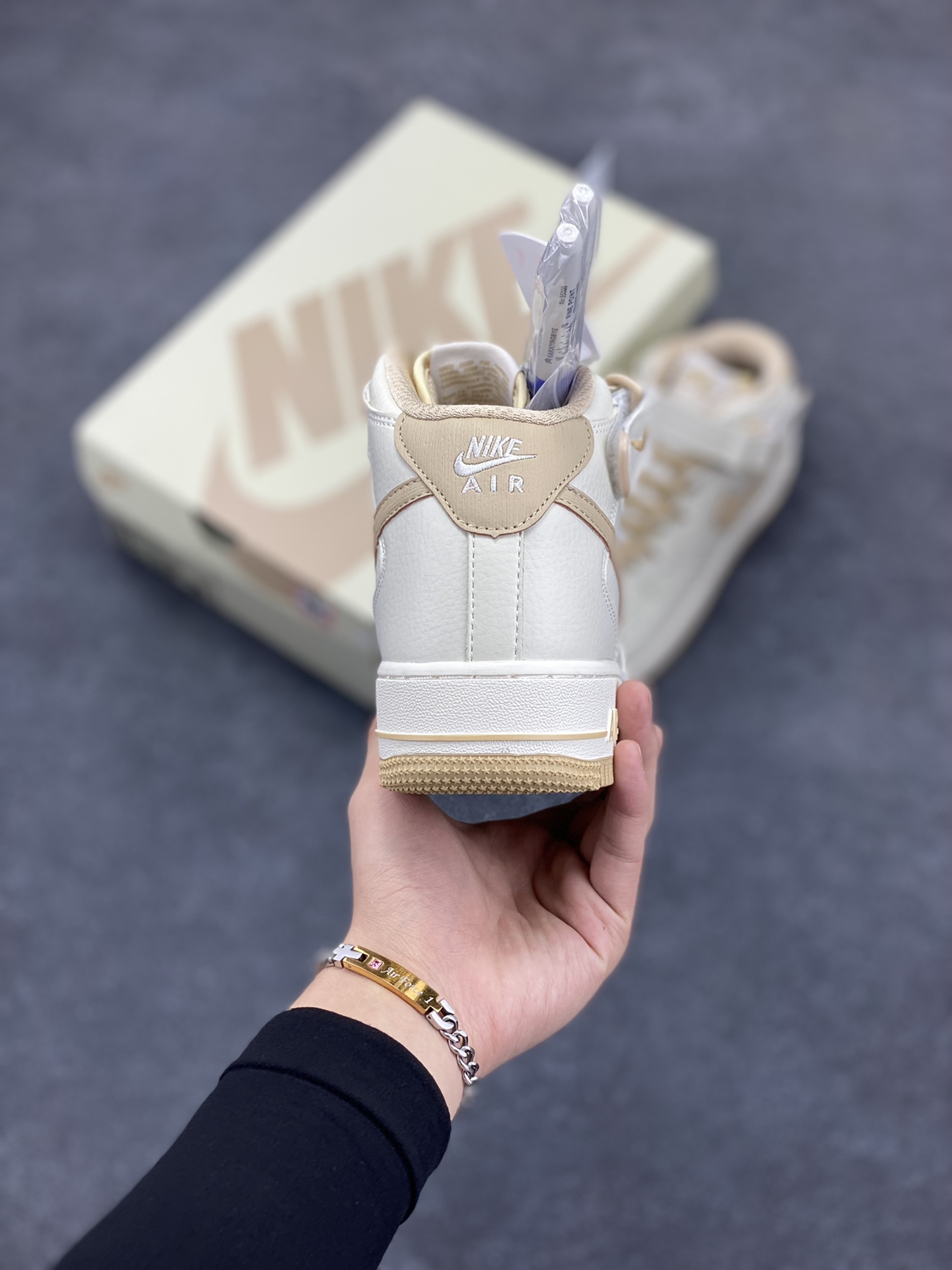 图片[4]-小红书爆款  Nike Air Force 1 MID “米卡其”配色高帮空军一号休闲板鞋 定制皮料 原楦原纸板 纯正空军版型 高清洁度 内置全掌气垫  货号：PA0920-808 尺码：36 36.5 37.5 38 38.5 39 40 40.5 41 42 42.5 43 44 44.5 45-选品中心