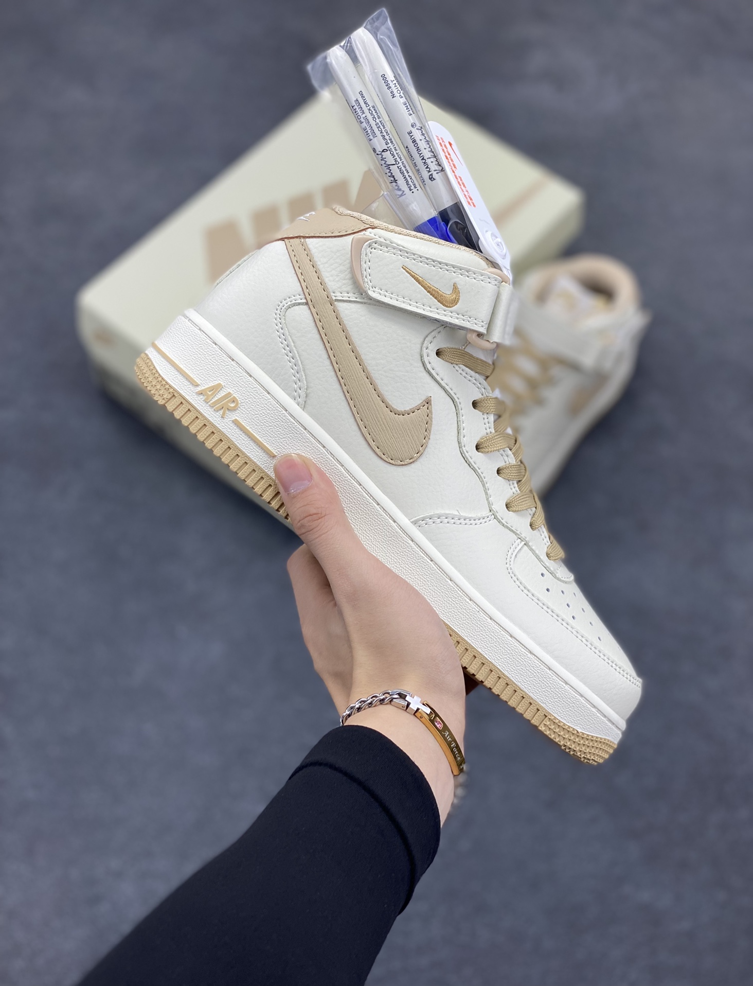 小红书爆款  Nike Air Force 1 MID “米卡其”配色高帮空军一号休闲板鞋 定制皮料 原楦原纸板 纯正空军版型 高清洁度 内置全掌气垫  货号:PA0920-808 尺码:36 36.5 37.5 38 38.5 39 40 40.5 41 42 42.5 43 44 44.5 45-选品中心