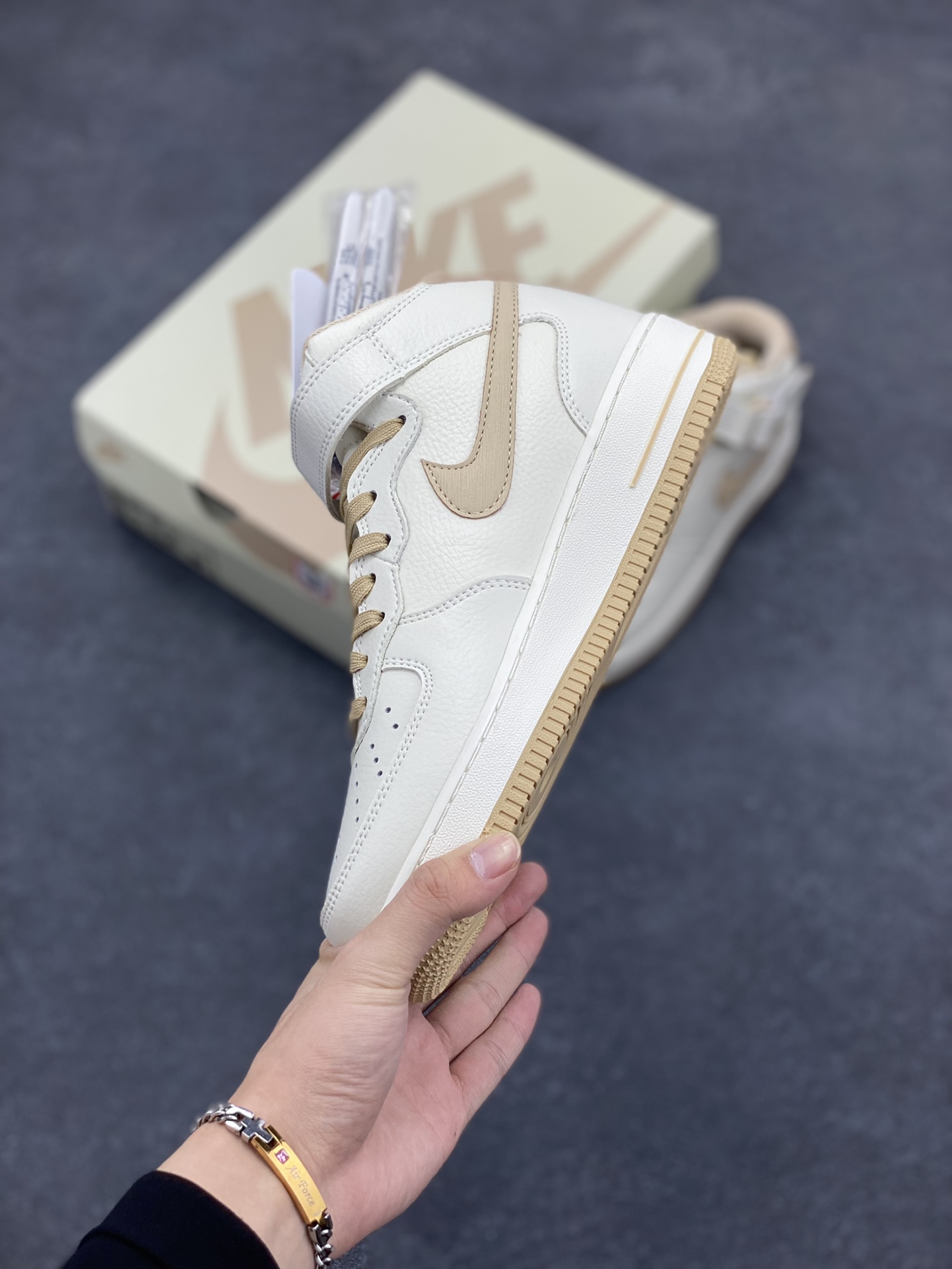 图片[3]-小红书爆款  Nike Air Force 1 MID “米卡其”配色高帮空军一号休闲板鞋 定制皮料 原楦原纸板 纯正空军版型 高清洁度 内置全掌气垫  货号：PA0920-808 尺码：36 36.5 37.5 38 38.5 39 40 40.5 41 42 42.5 43 44 44.5 45-选品中心