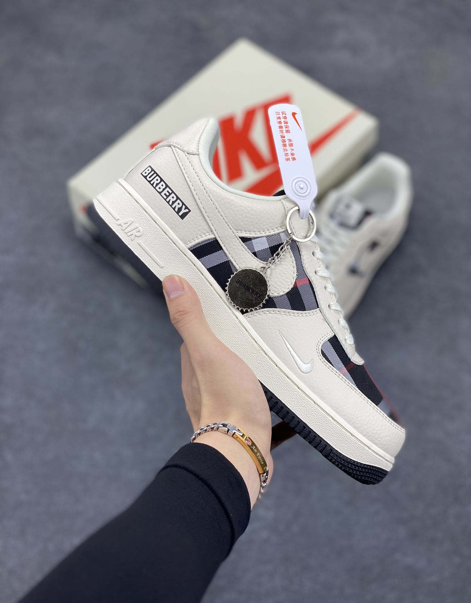 NIke Air Force 1 \’07 Low “巴宝莉联名–米白黑格”空军一号 低帮 运动鞋 休闲鞋 折边针车 工艺难度大 原楦头原纸板 原装鞋盒 定制五金配件 内置全掌气垫 原厂鞋底 货号:DF0180-005 尺码:36 36.5 37.5 38 38.5 39 40 40.5 41 42 42.5 43 44 44.5 45-选品中心