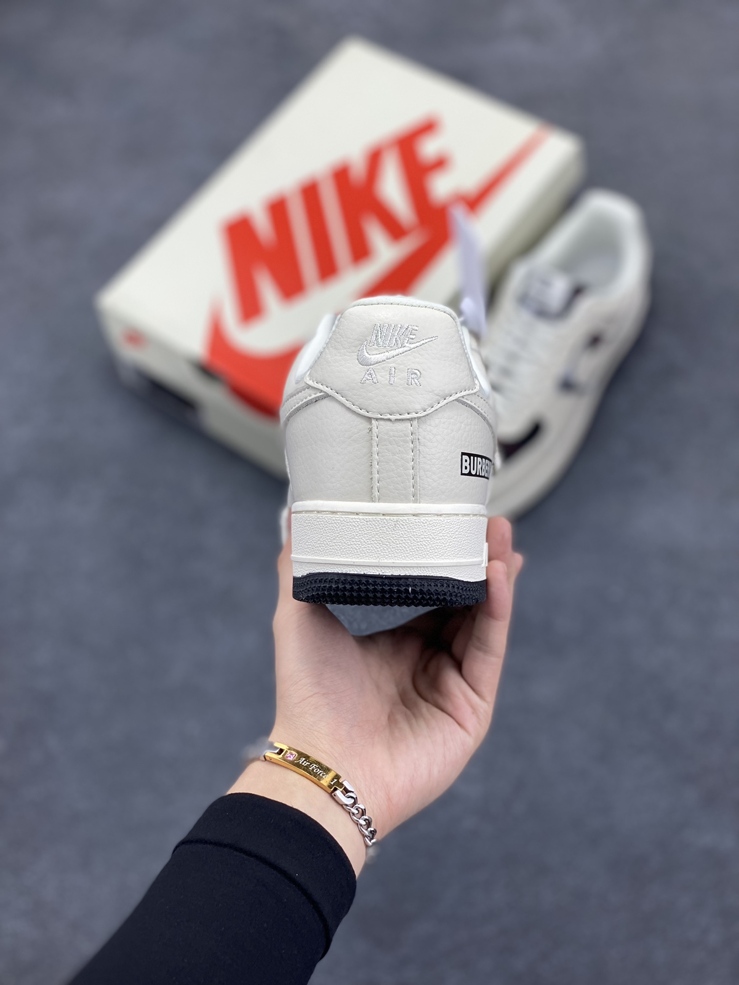 图片[4]-NIke Air Force 1 \’07 Low “巴宝莉联名–米白黑格”空军一号 低帮 运动鞋 休闲鞋 折边针车 工艺难度大 原楦头原纸板 原装鞋盒 定制五金配件 内置全掌气垫 原厂鞋底 货号：DF0180-005 尺码：36 36.5 37.5 38 38.5 39 40 40.5 41 42 42.5 43 44 44.5 45-选品中心