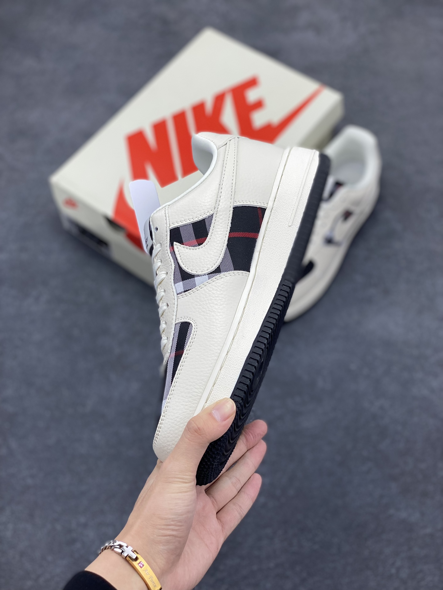 图片[3]-NIke Air Force 1 \’07 Low “巴宝莉联名–米白黑格”空军一号 低帮 运动鞋 休闲鞋 折边针车 工艺难度大 原楦头原纸板 原装鞋盒 定制五金配件 内置全掌气垫 原厂鞋底 货号：DF0180-005 尺码：36 36.5 37.5 38 38.5 39 40 40.5 41 42 42.5 43 44 44.5 45-选品中心